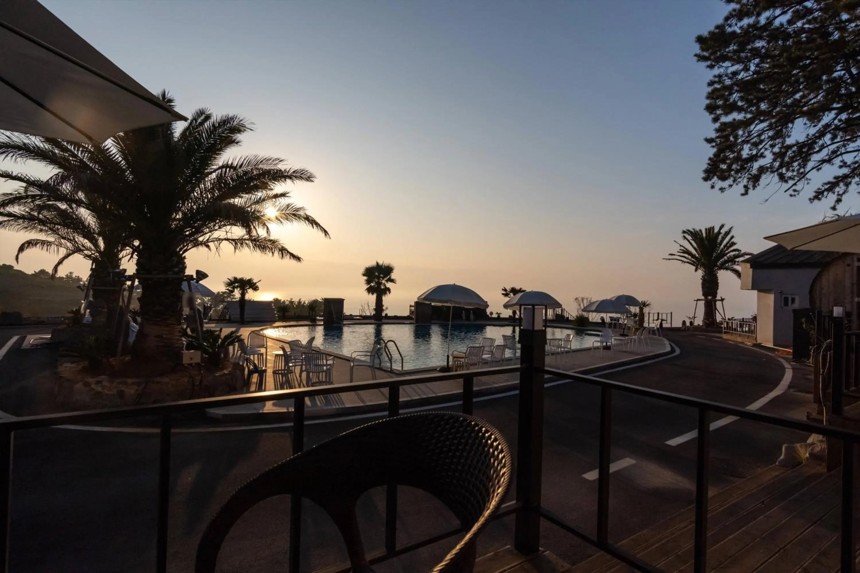 Road96 Caravan and Poolvilla