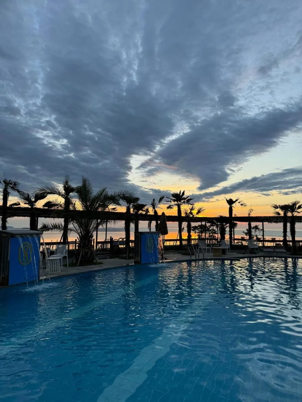 Road96 Caravan and Poolvilla