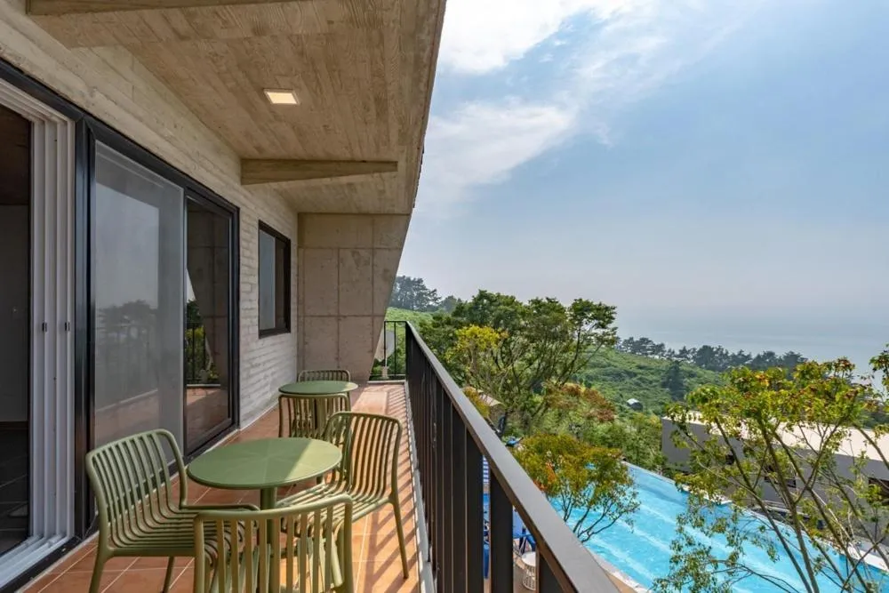 Road96 Caravan and Poolvilla