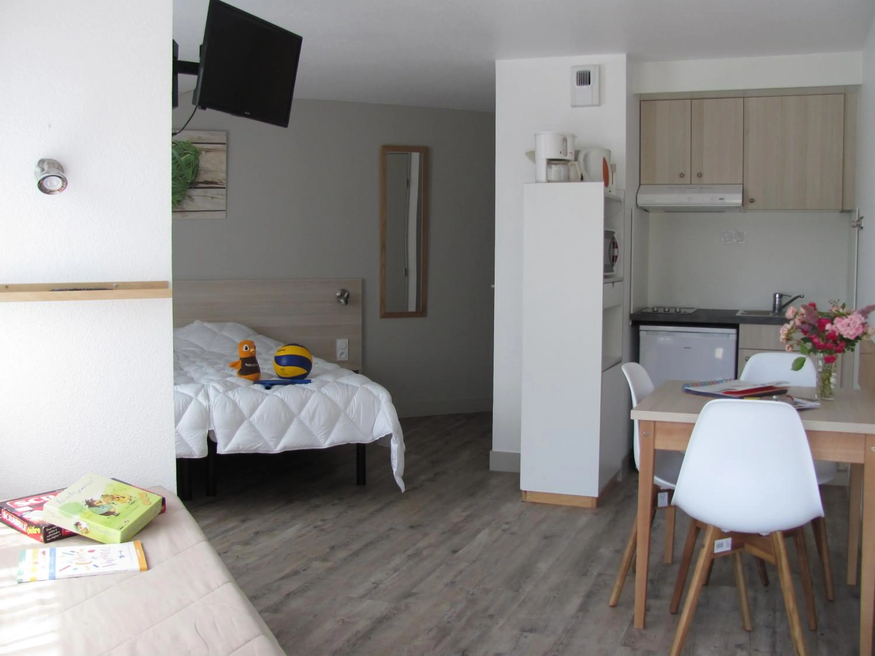 Photo of the whole room, Bed in VVF Normandie Veules-les-Roses