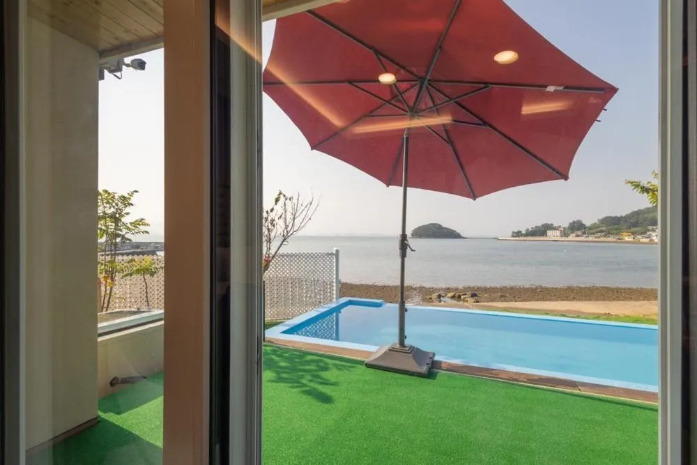 Namhae Boolgeun Noeul Pool Villa