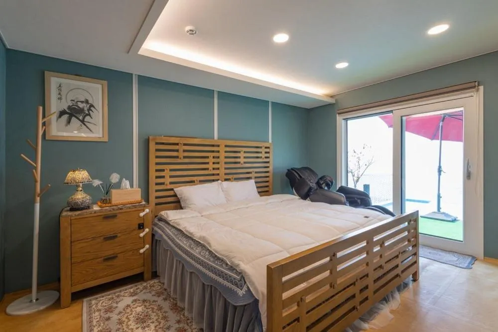 Bed in Namhae Boolgeun Noeul Pool Villa