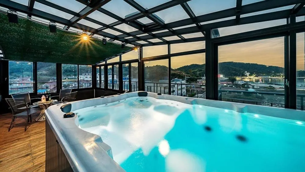 Geojedo Modern 239 Pension Spa, Netflix, Munhwanuri