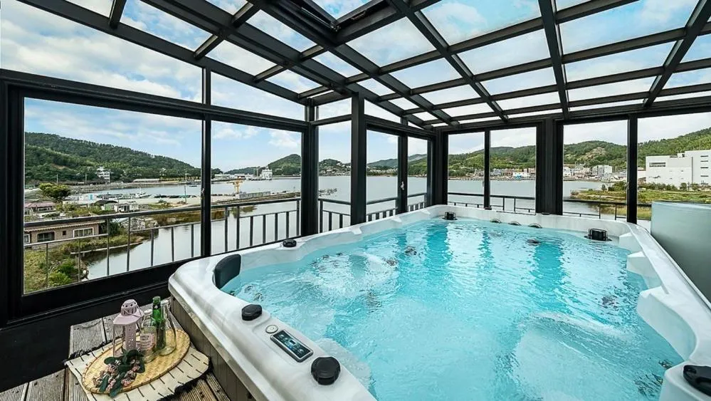 Geojedo Modern 239 Pension Spa, Netflix, Munhwanuri