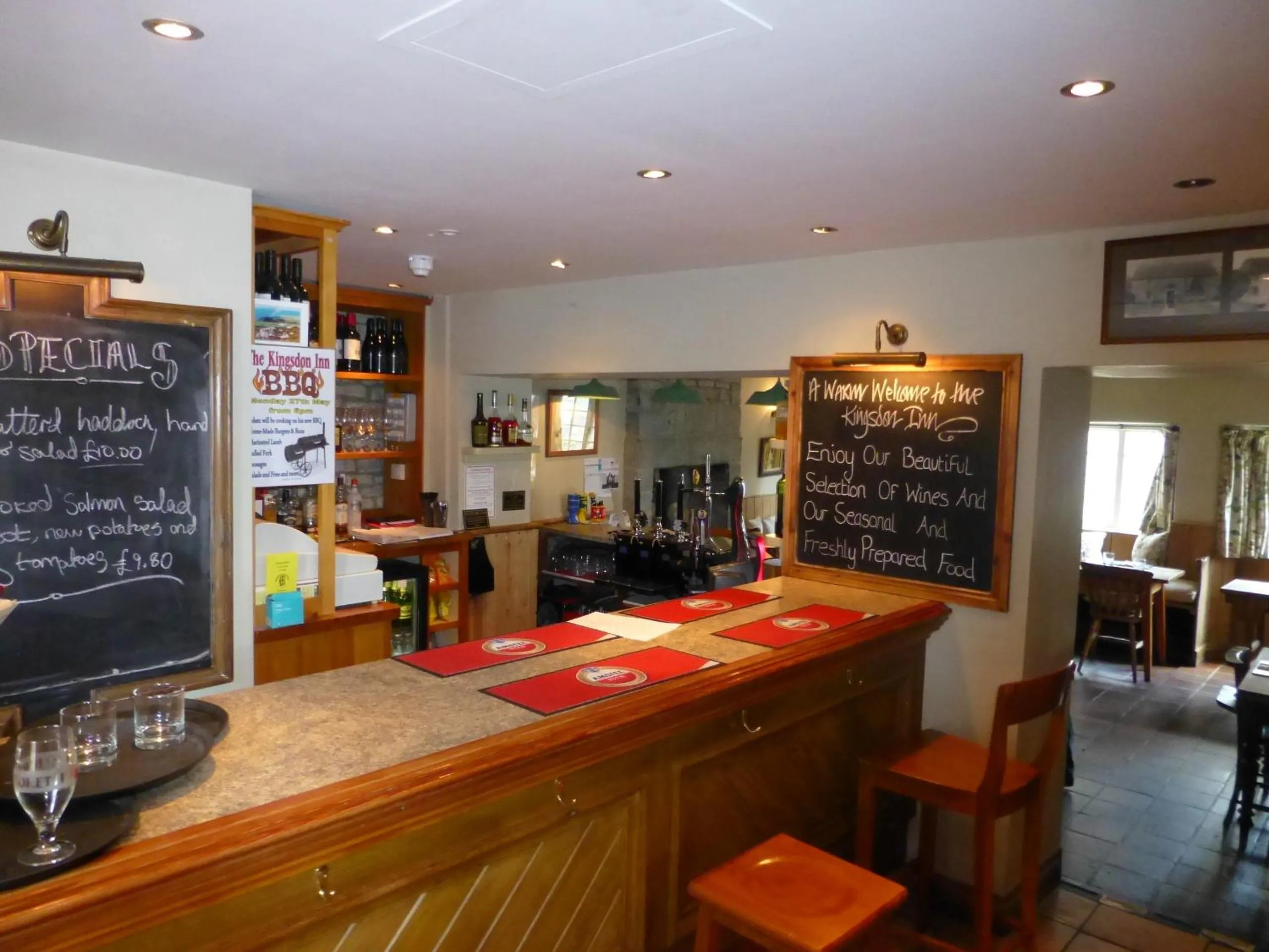 Lounge or bar in The Kingsdon Inn