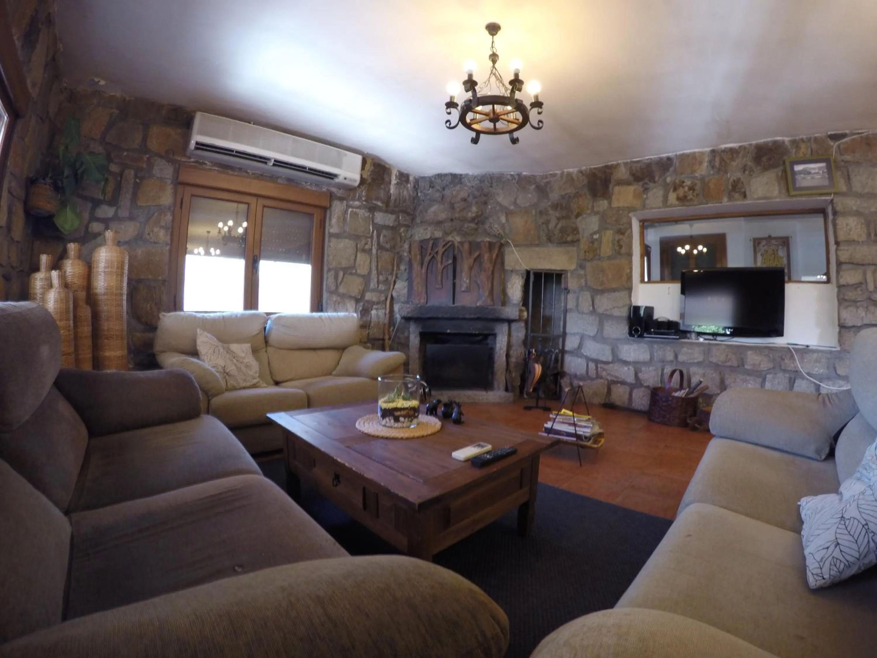Communal lounge/ TV room in Hotel Rural El Arca de Noé