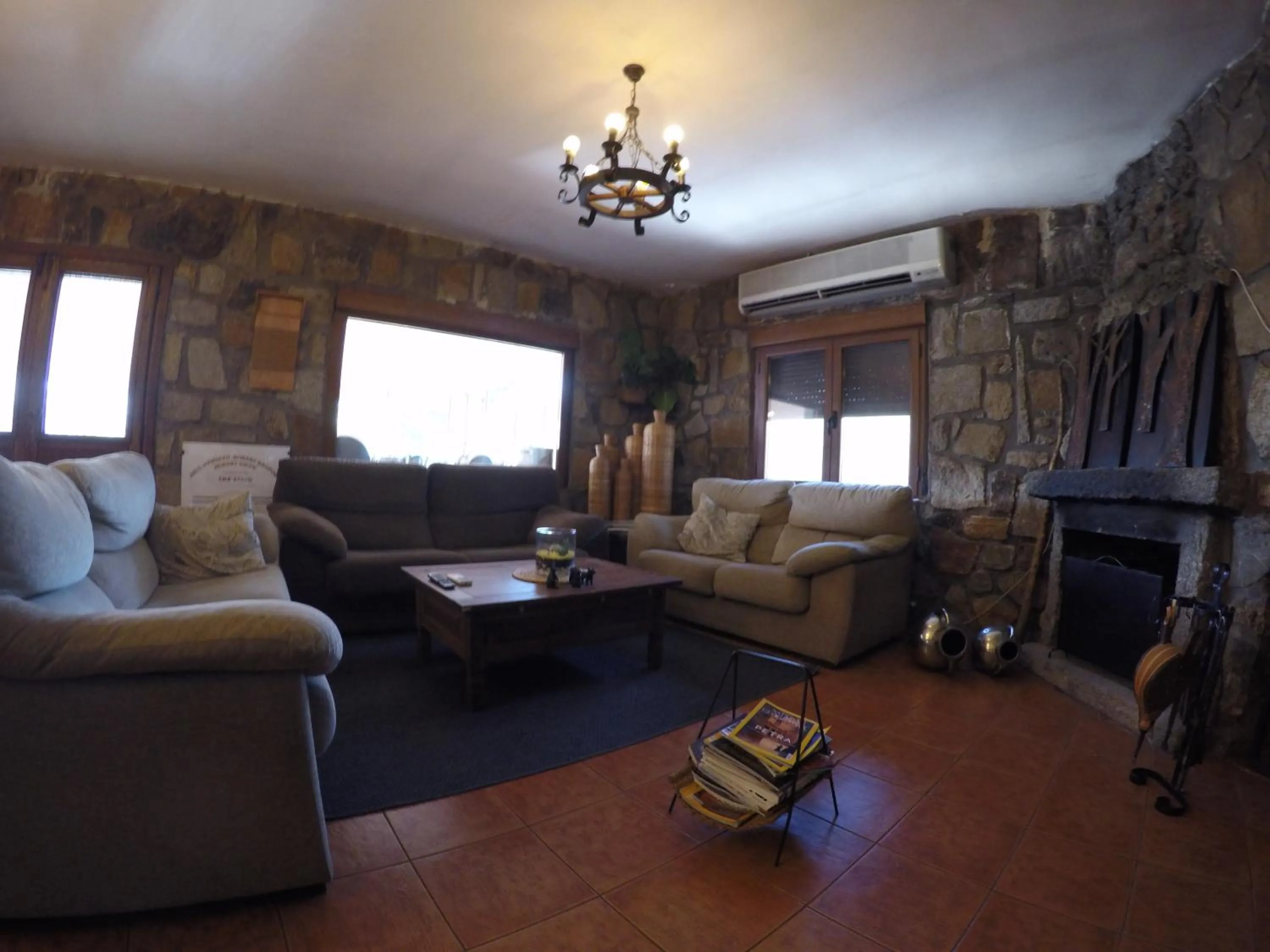 Communal lounge/ TV room in Hotel Rural El Arca de Noé