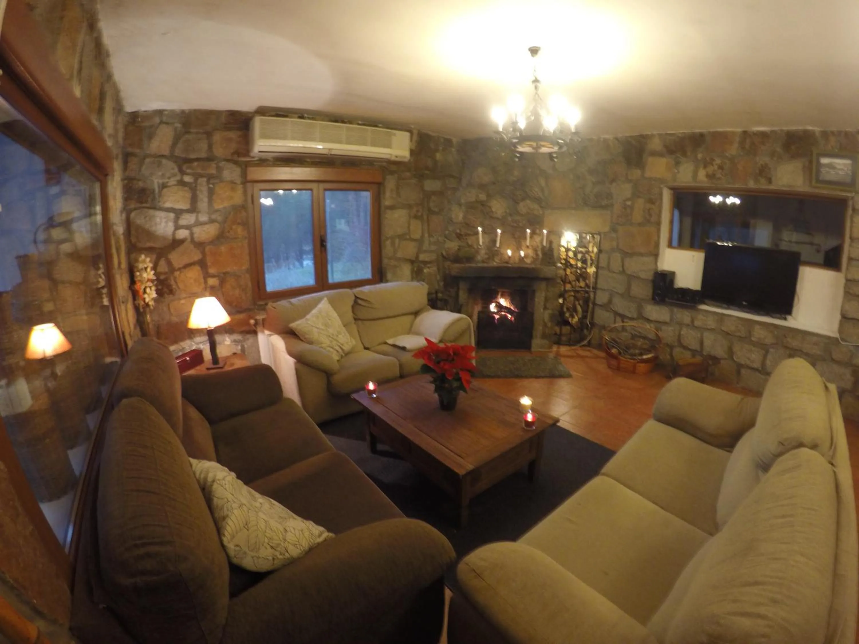 Communal lounge/ TV room in Hotel Rural El Arca de Noé