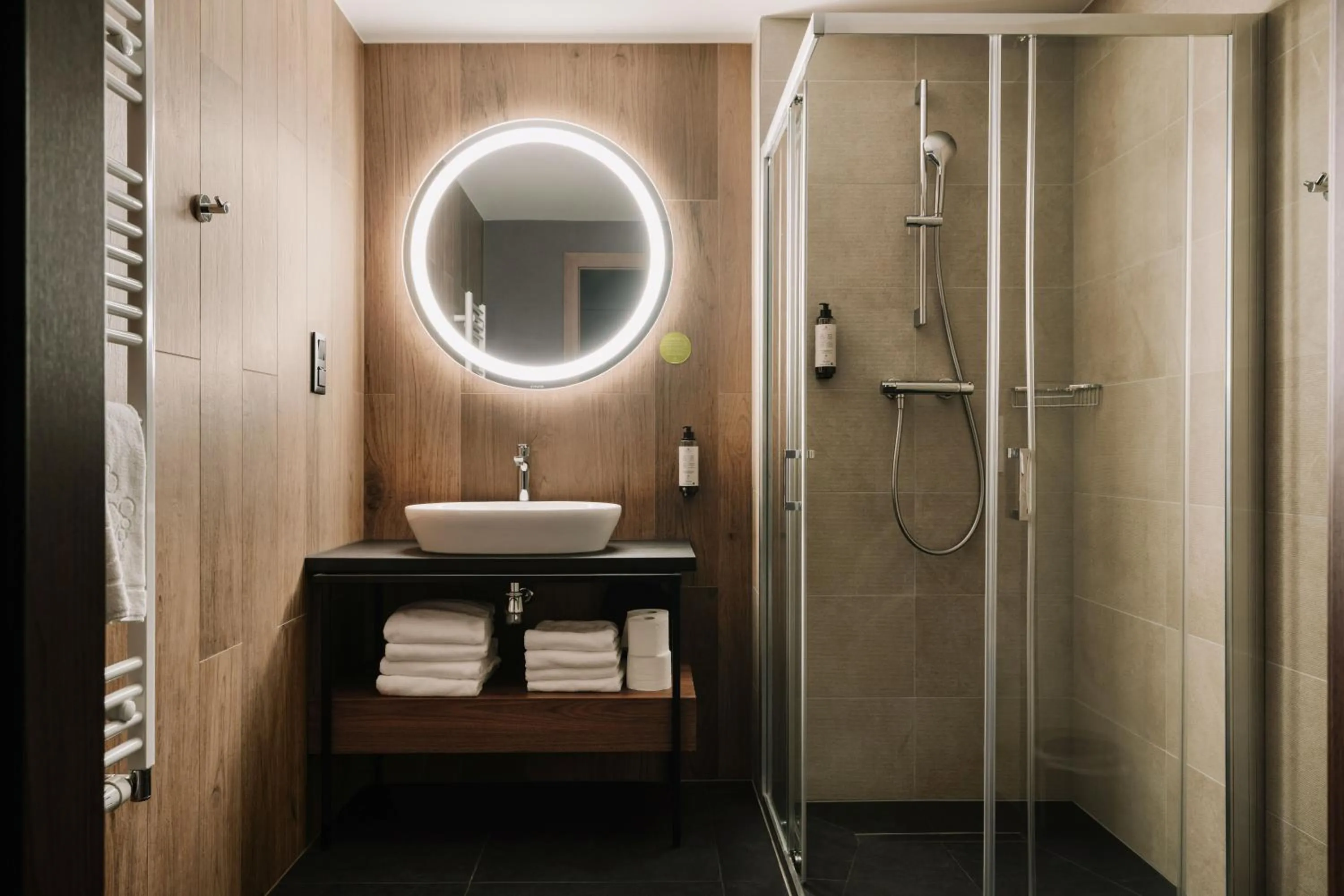 Shower in Forest Park Resort & SPA