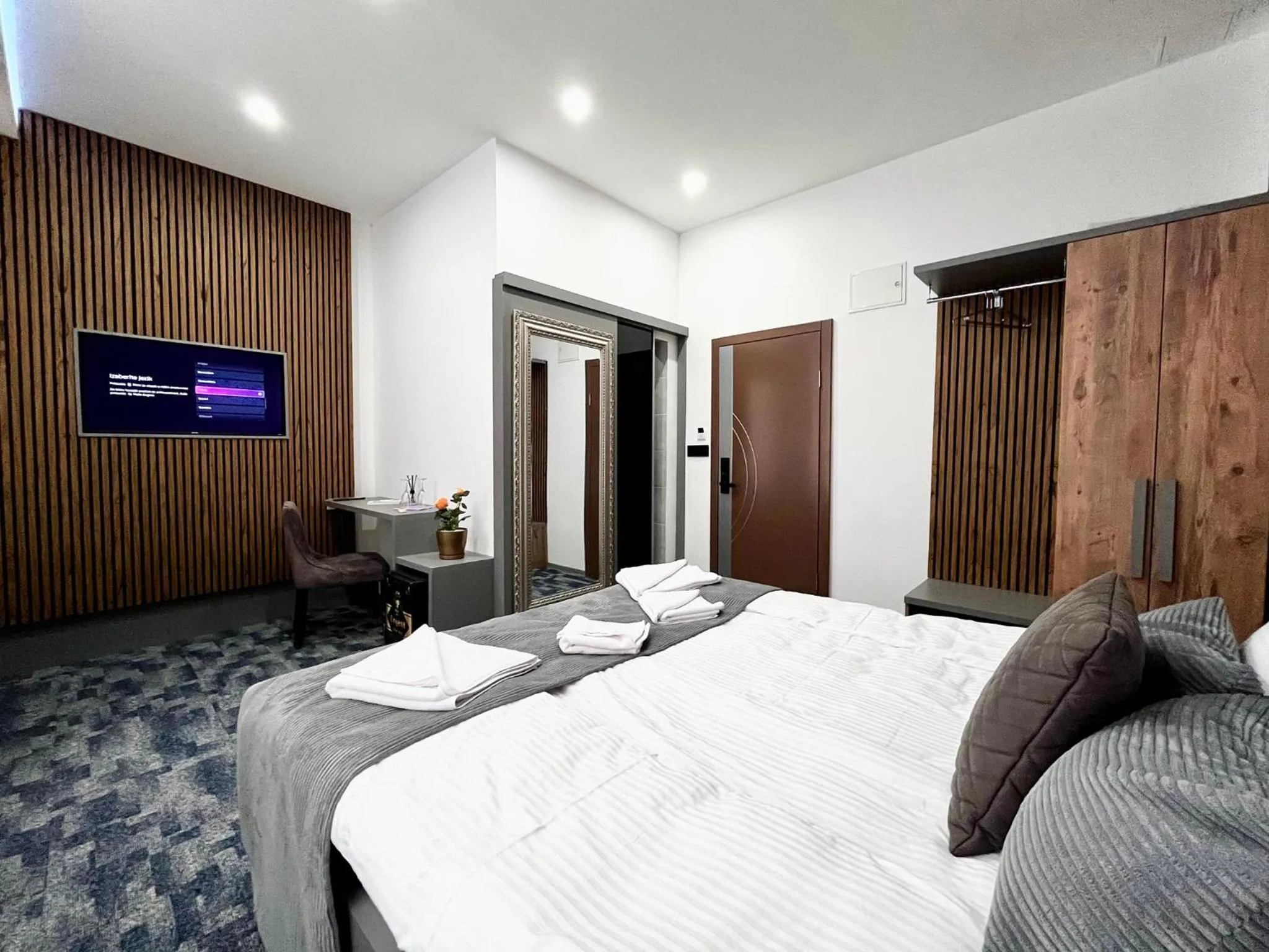 TV and multimedia, Bed in Residence Inn Orijent