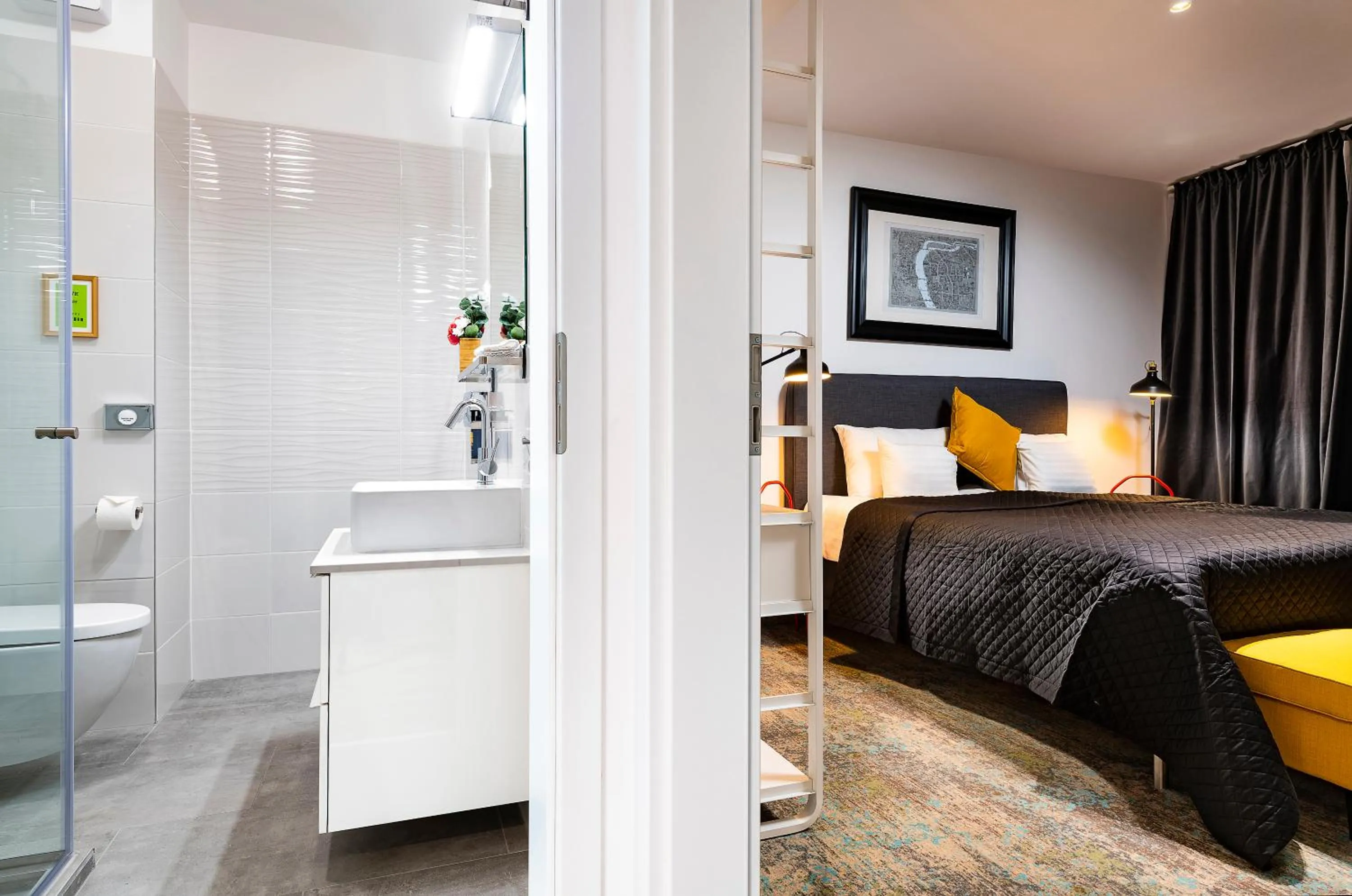 Bathroom, Bed in Bo33 Hotel Family & Suites