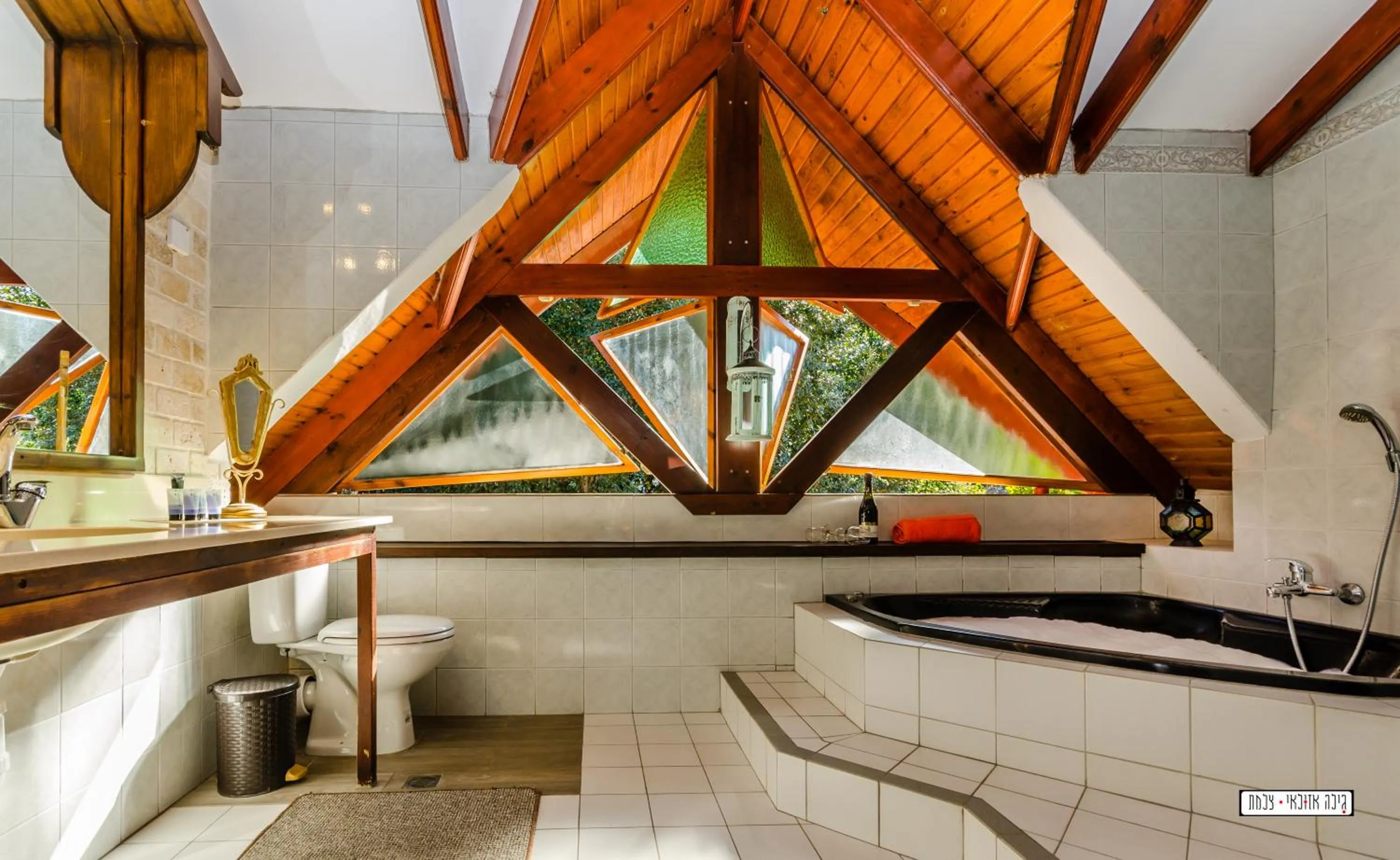 Day in Beautiful Lake View Wooden House