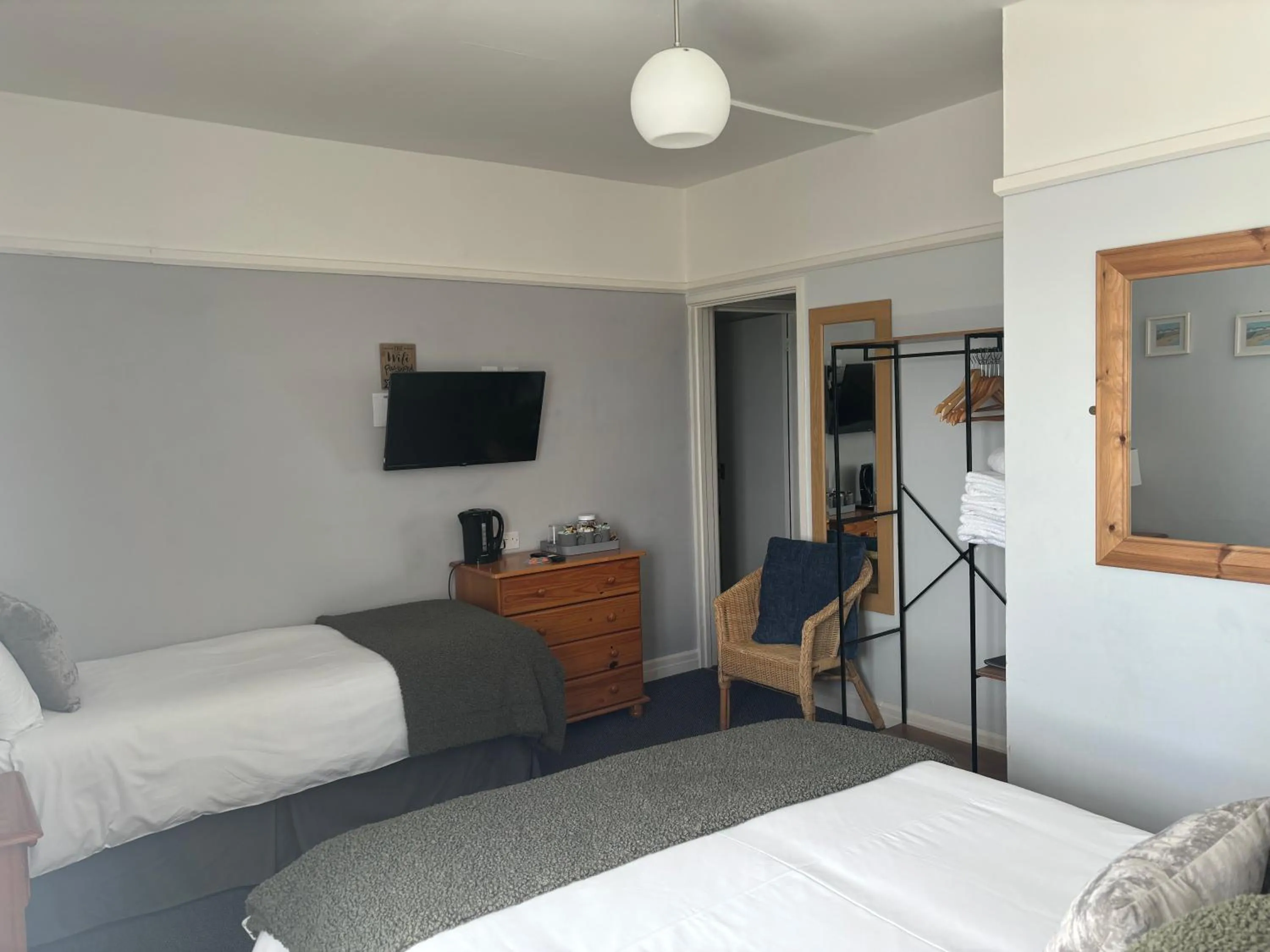 Bed, TV/Entertainment Center in The Yacht Inn