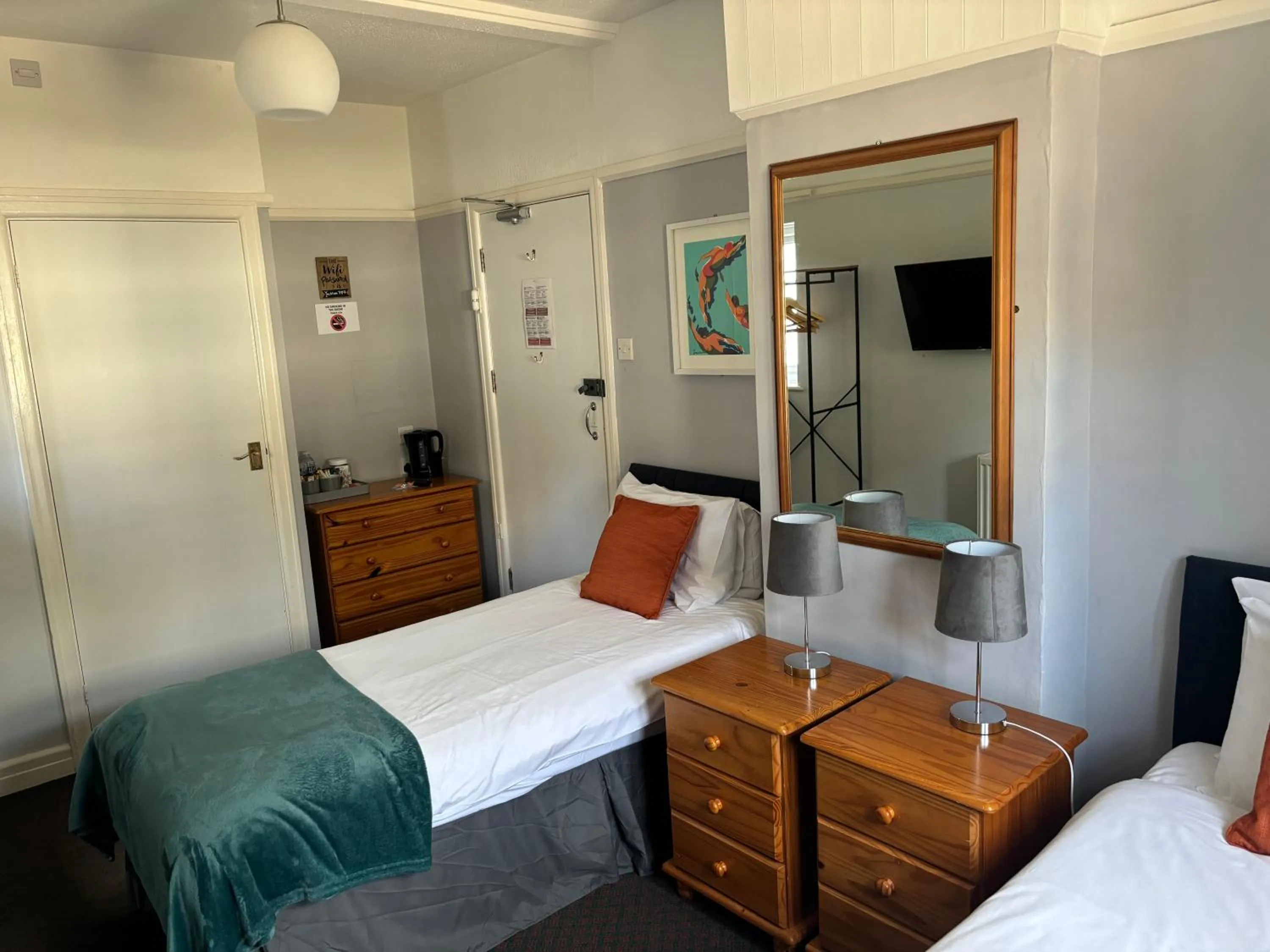 Bed, TV/Entertainment Center in The Yacht Inn