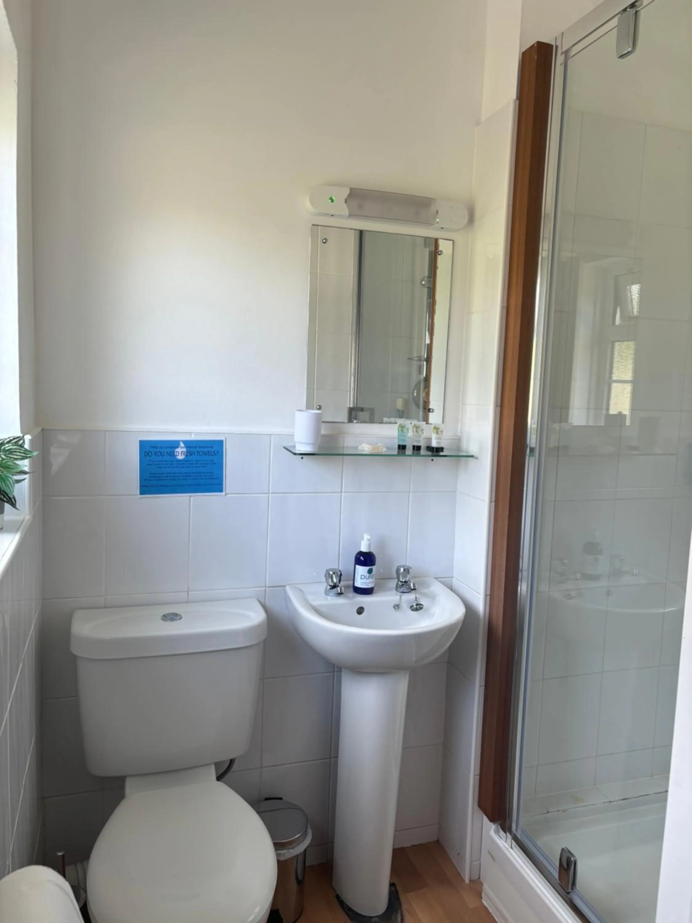 Shower, Bathroom in The Yacht Inn