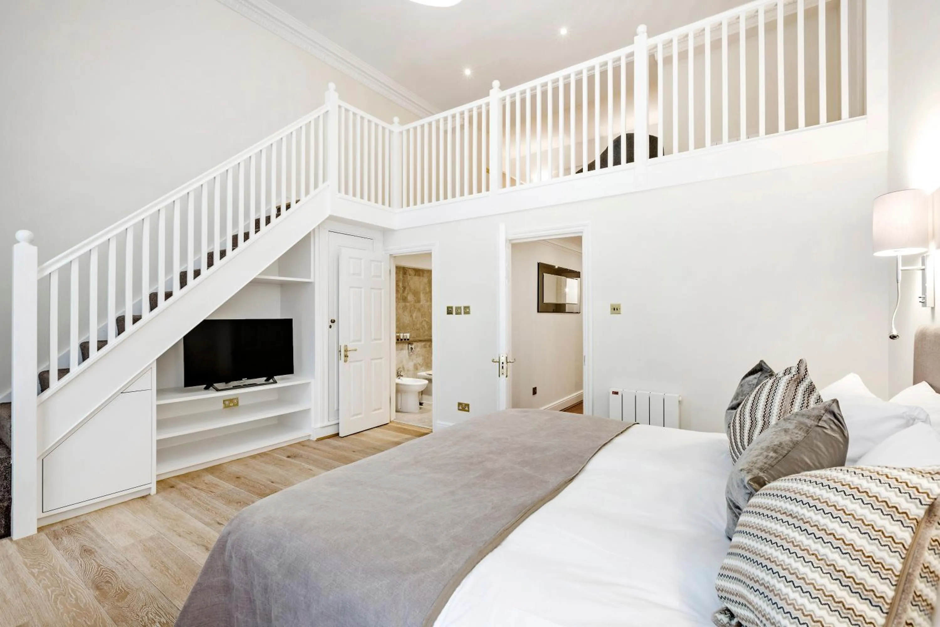 Bedroom, Bed in Queensgate Court