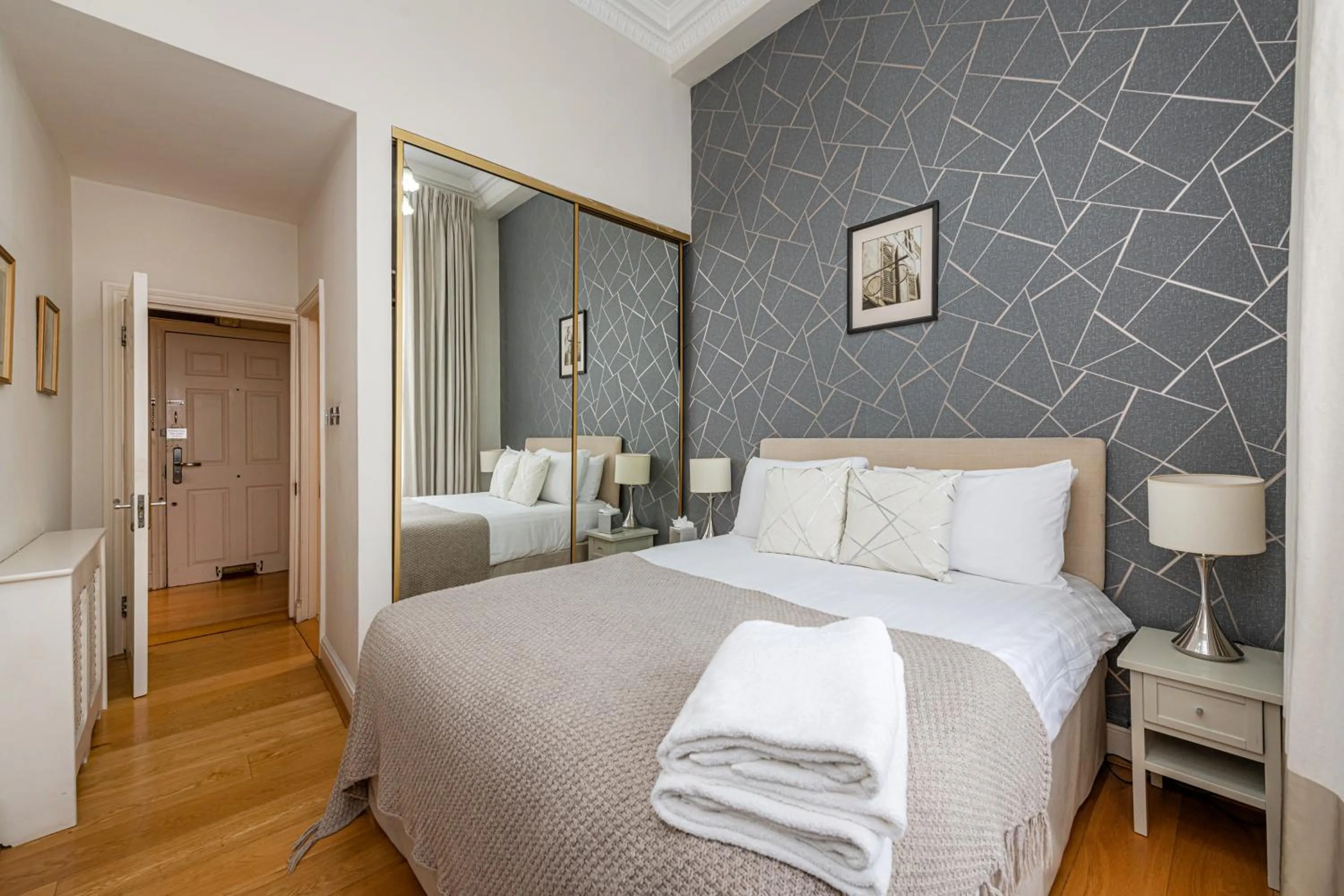 Bedroom, Bed in Queensgate Court