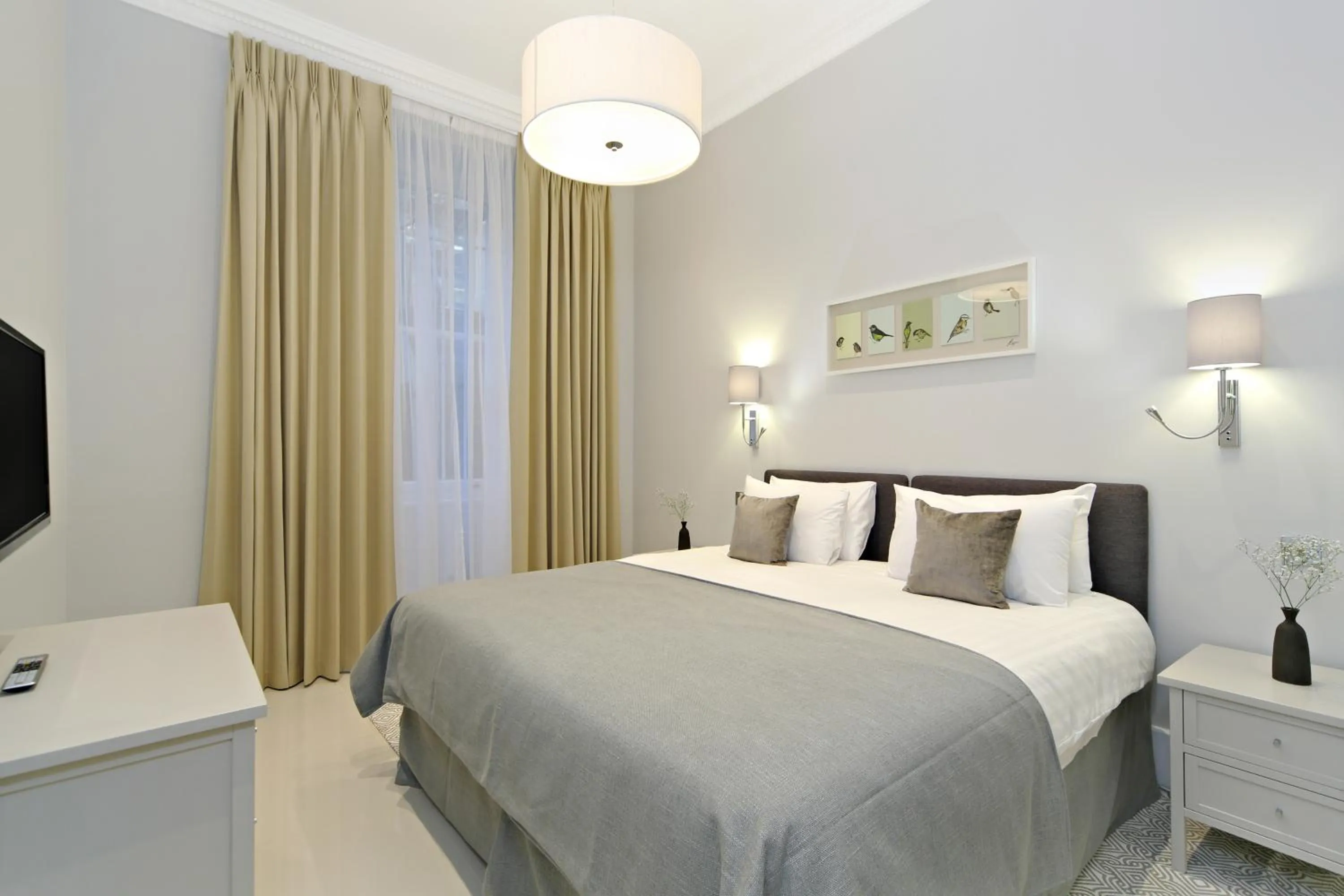 Bedroom, Bed in Queensgate Court