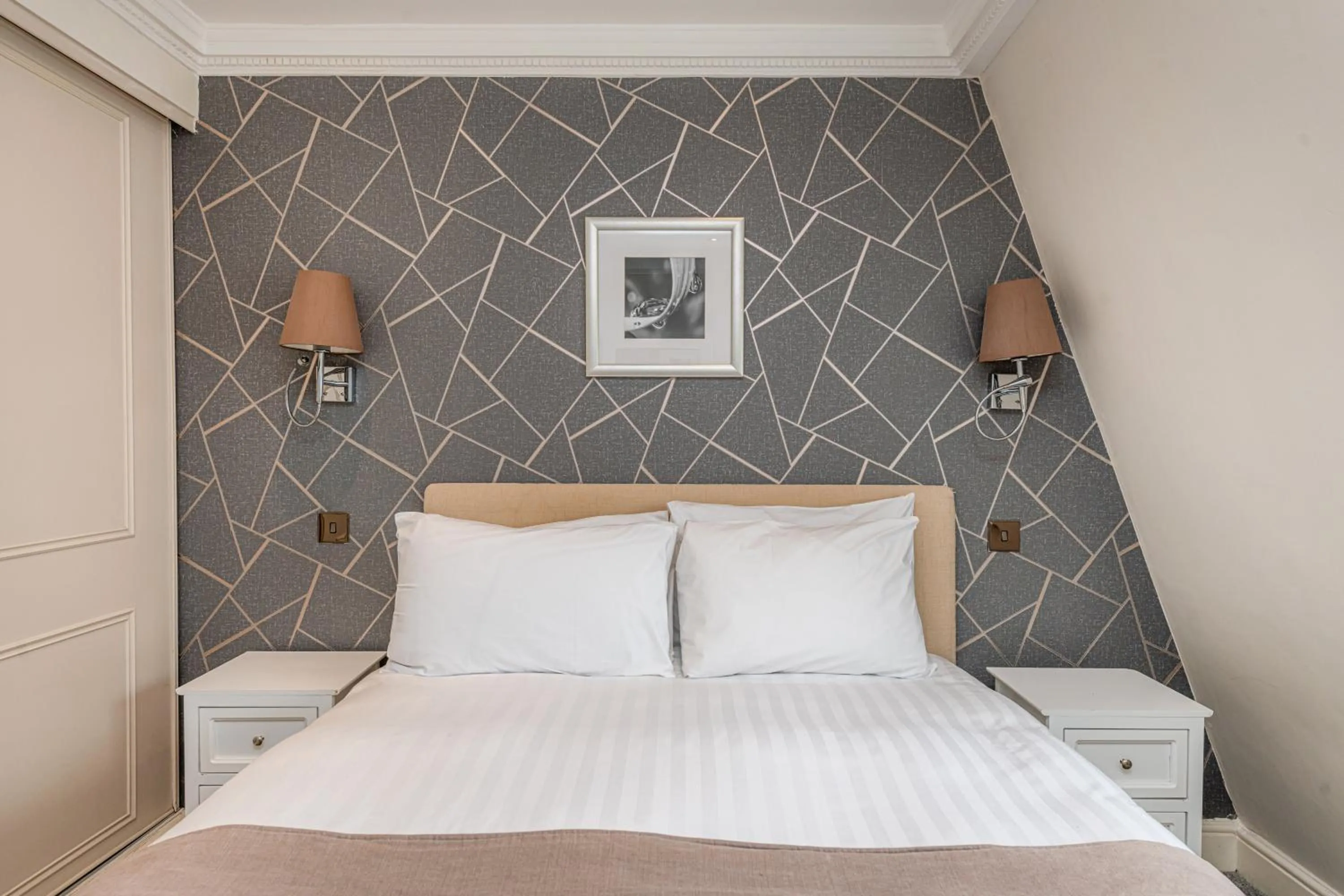 Bedroom, Bed in Queensgate Court