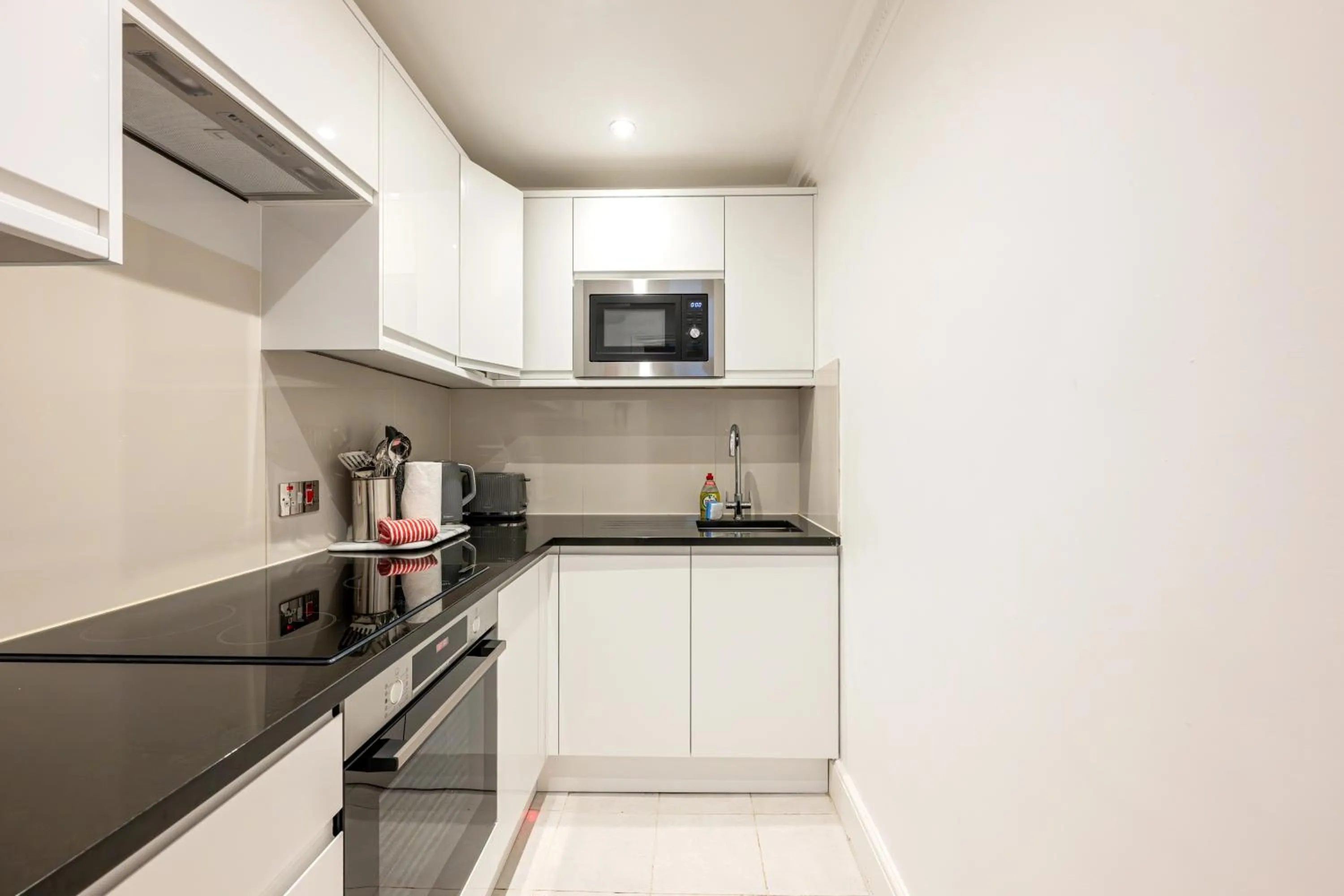 Kitchen or kitchenette in Queensgate Court