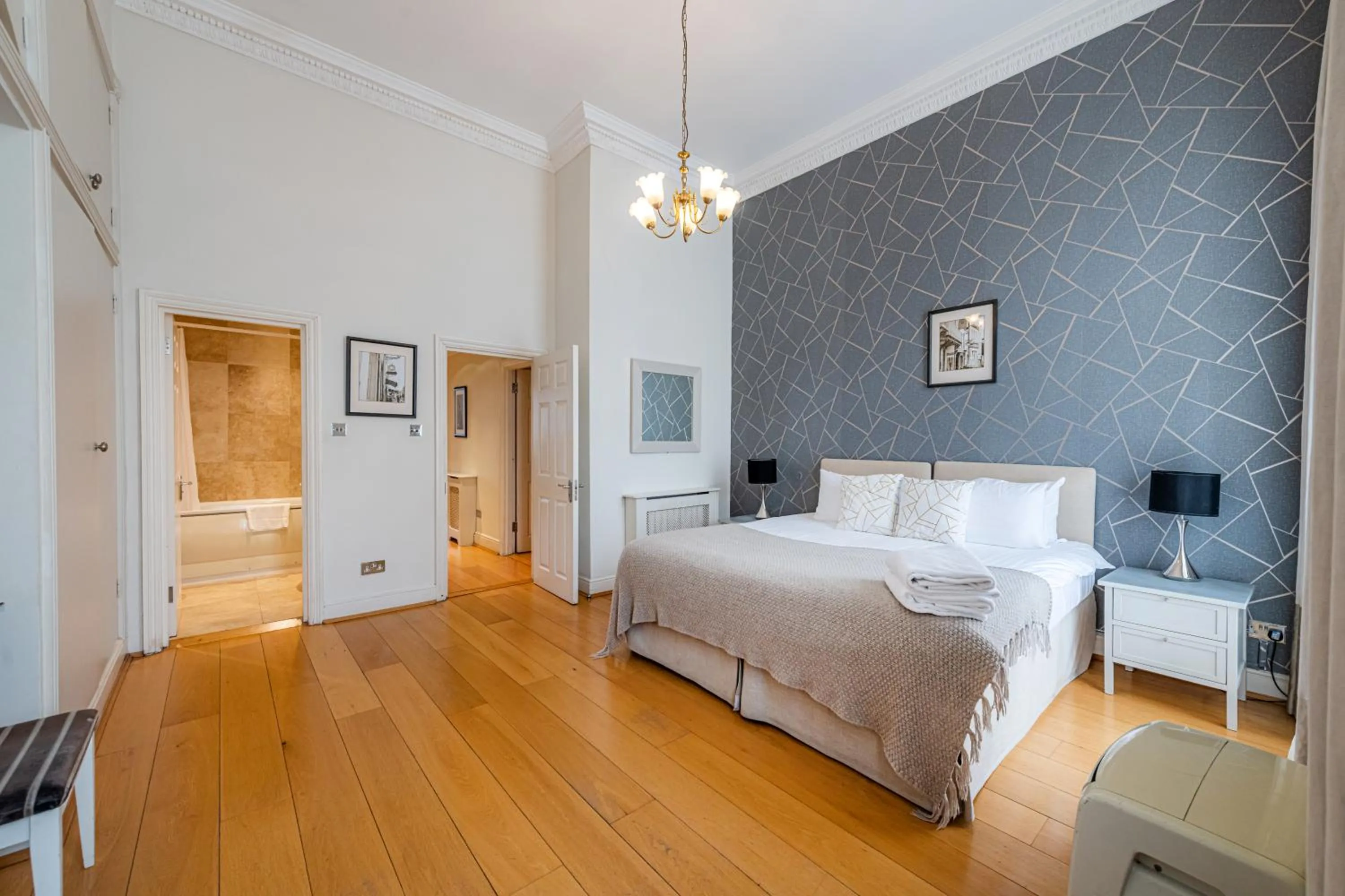 Photo of the whole room, Bed in Queensgate Court