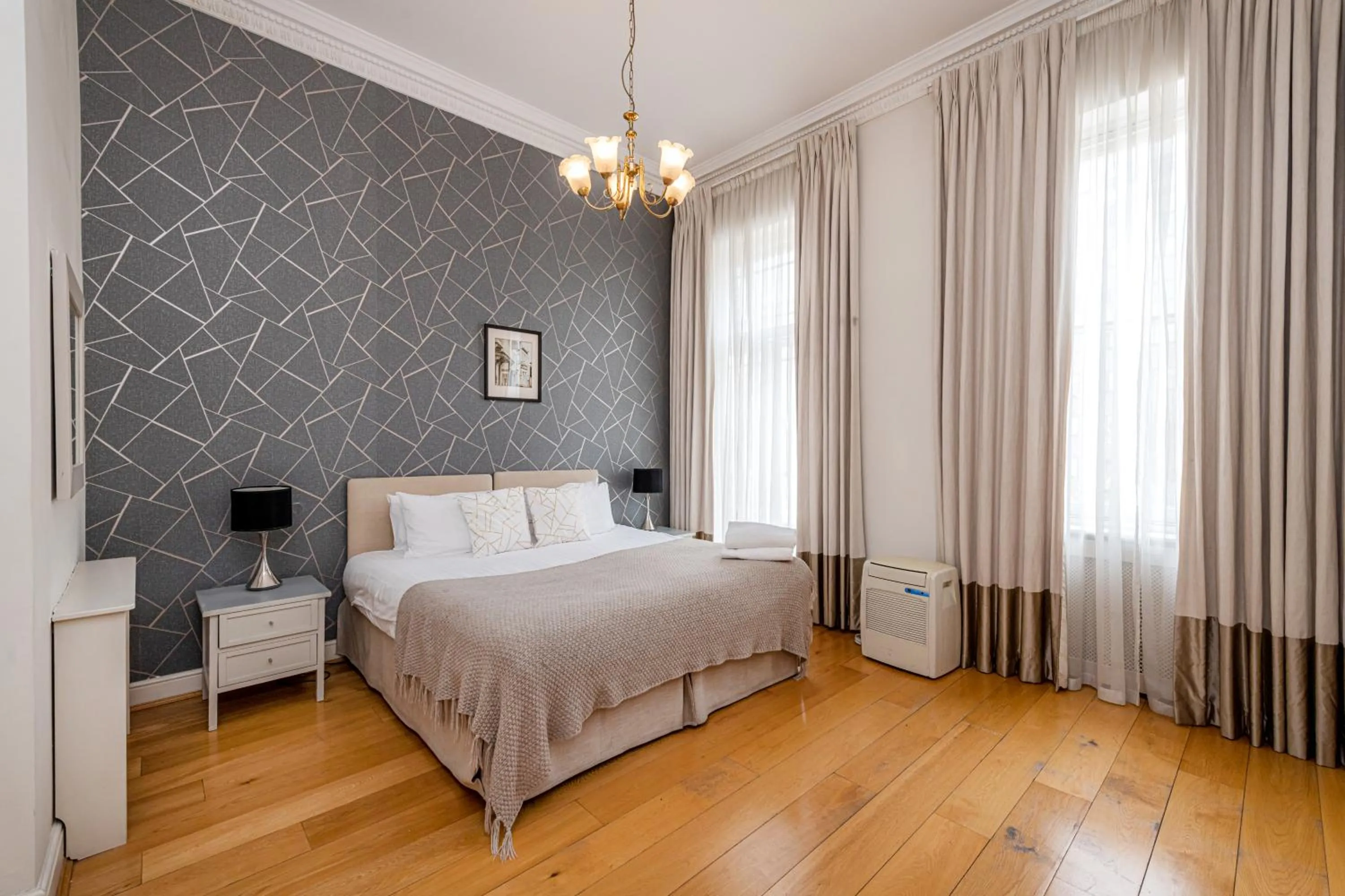 Bedroom, Bed in Queensgate Court