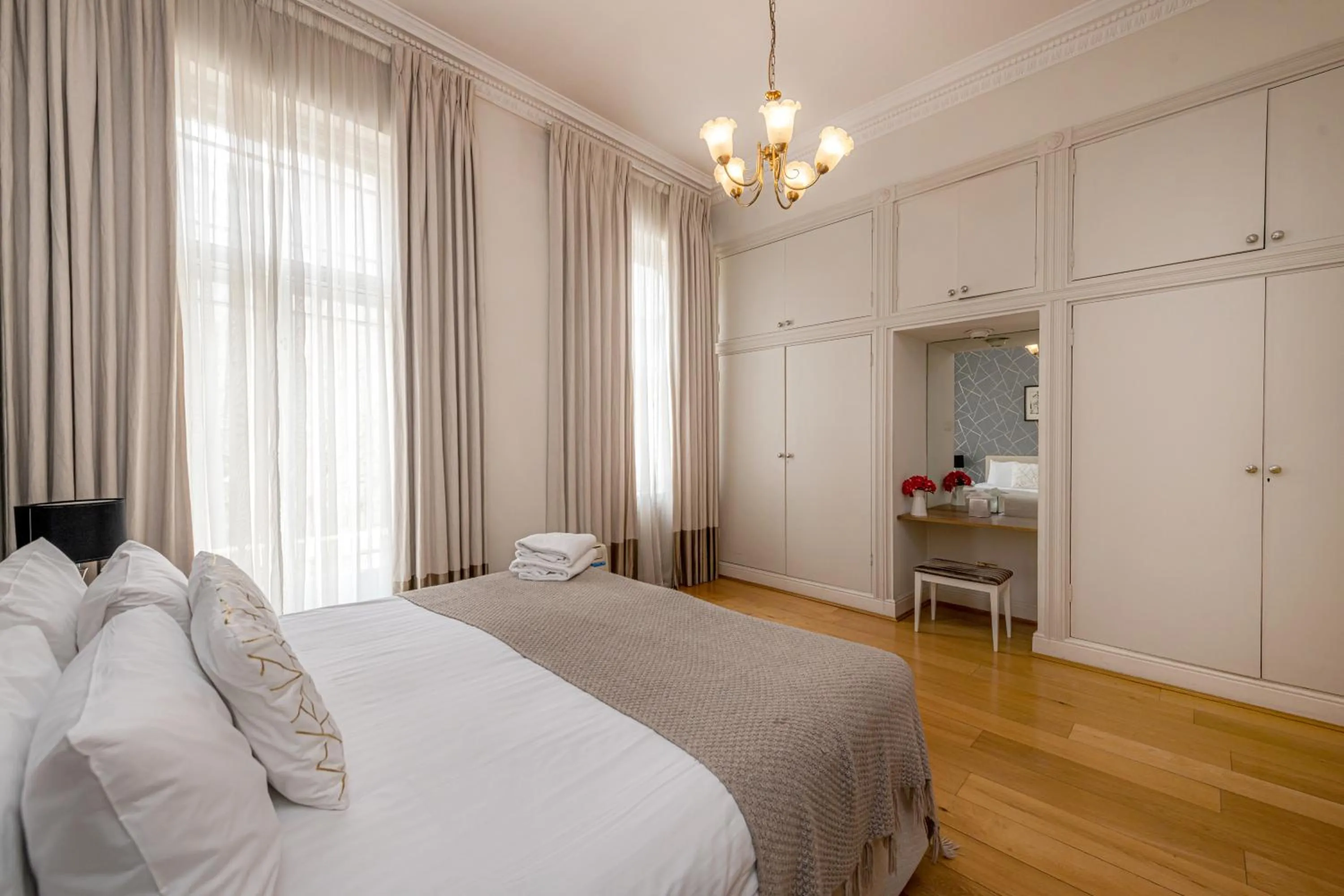 Photo of the whole room, Bed in Queensgate Court