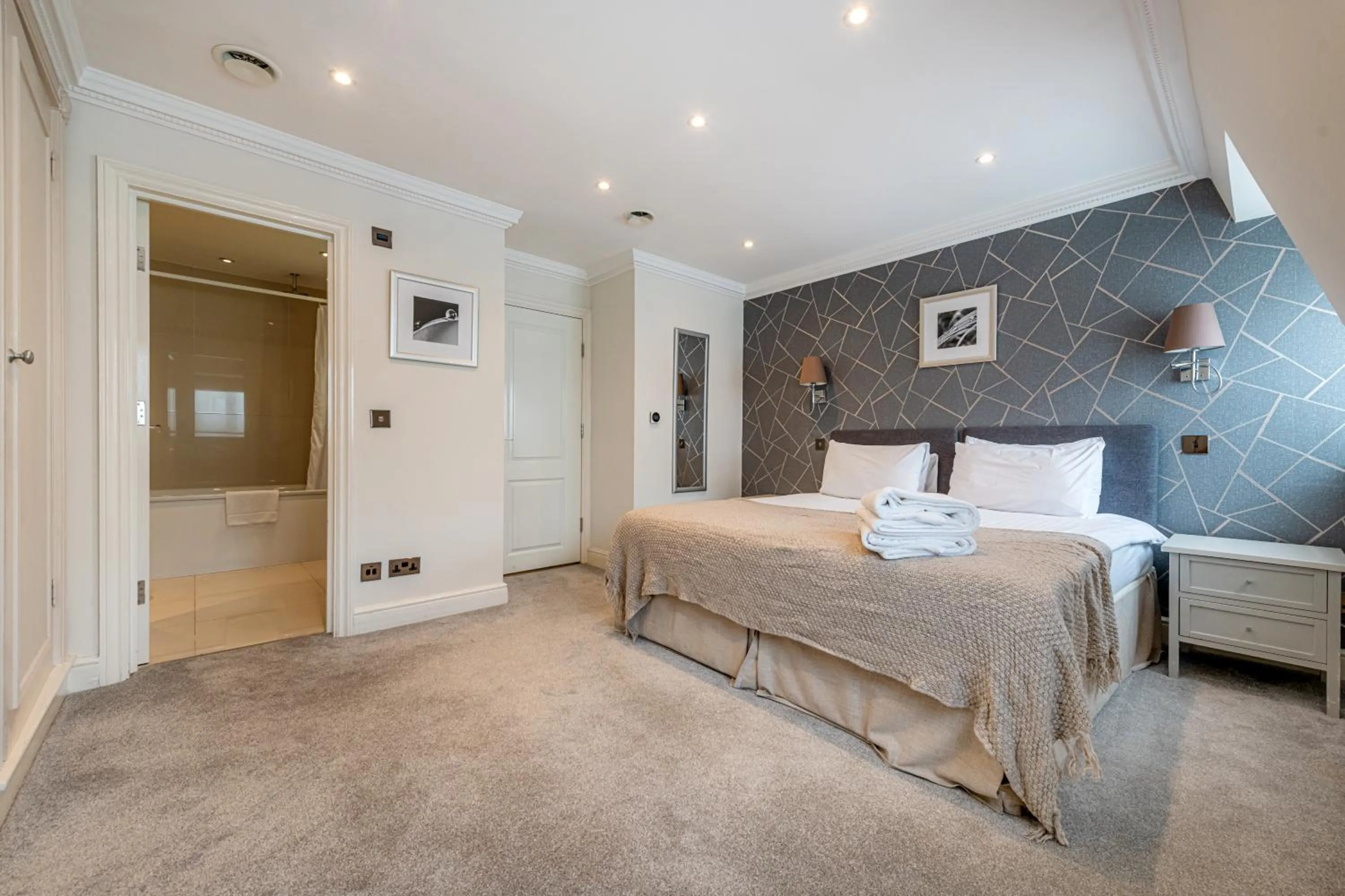 Bedroom, Bed in Queensgate Court