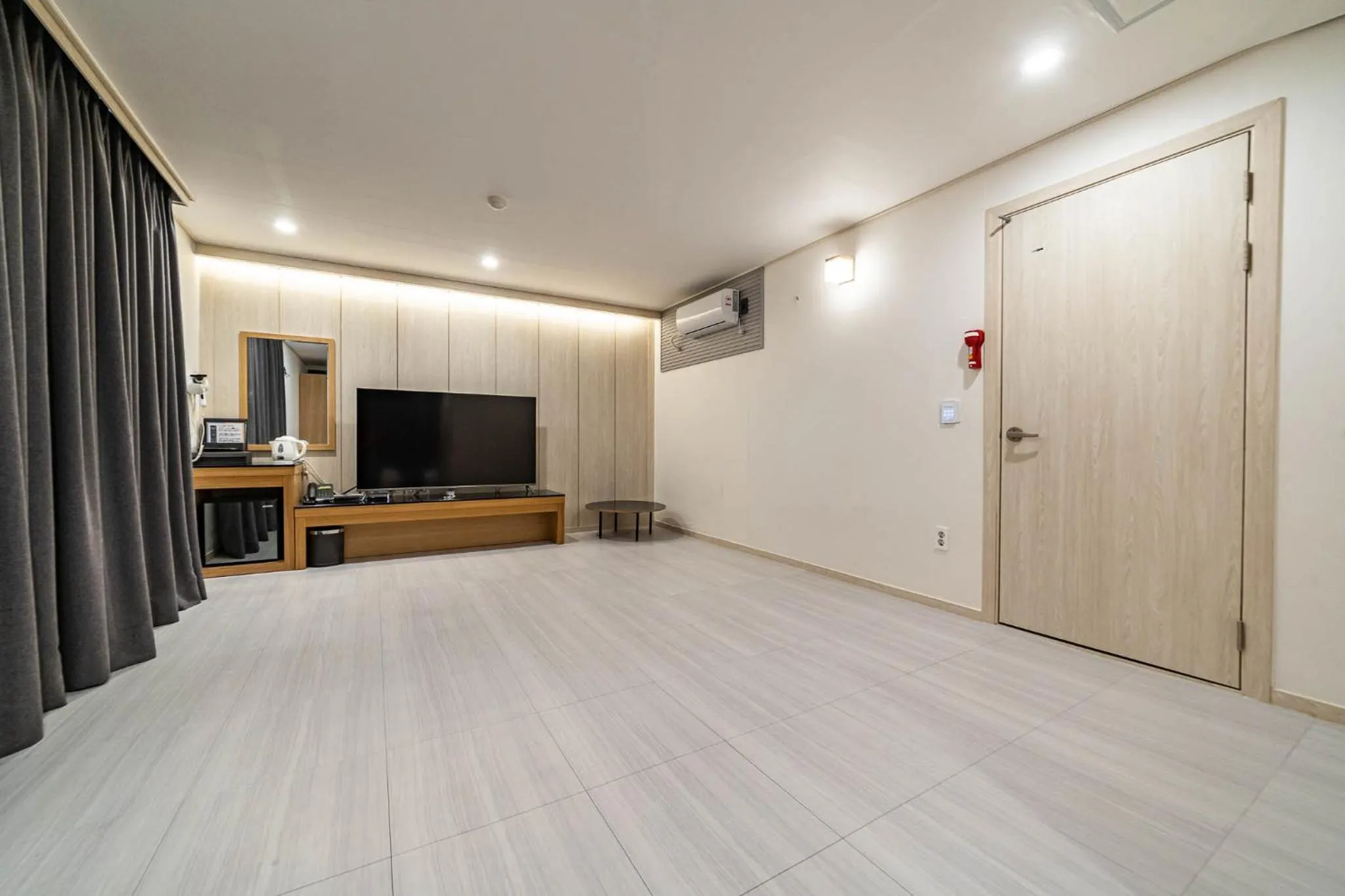 TV and multimedia in Sokcho Ritz Hotel