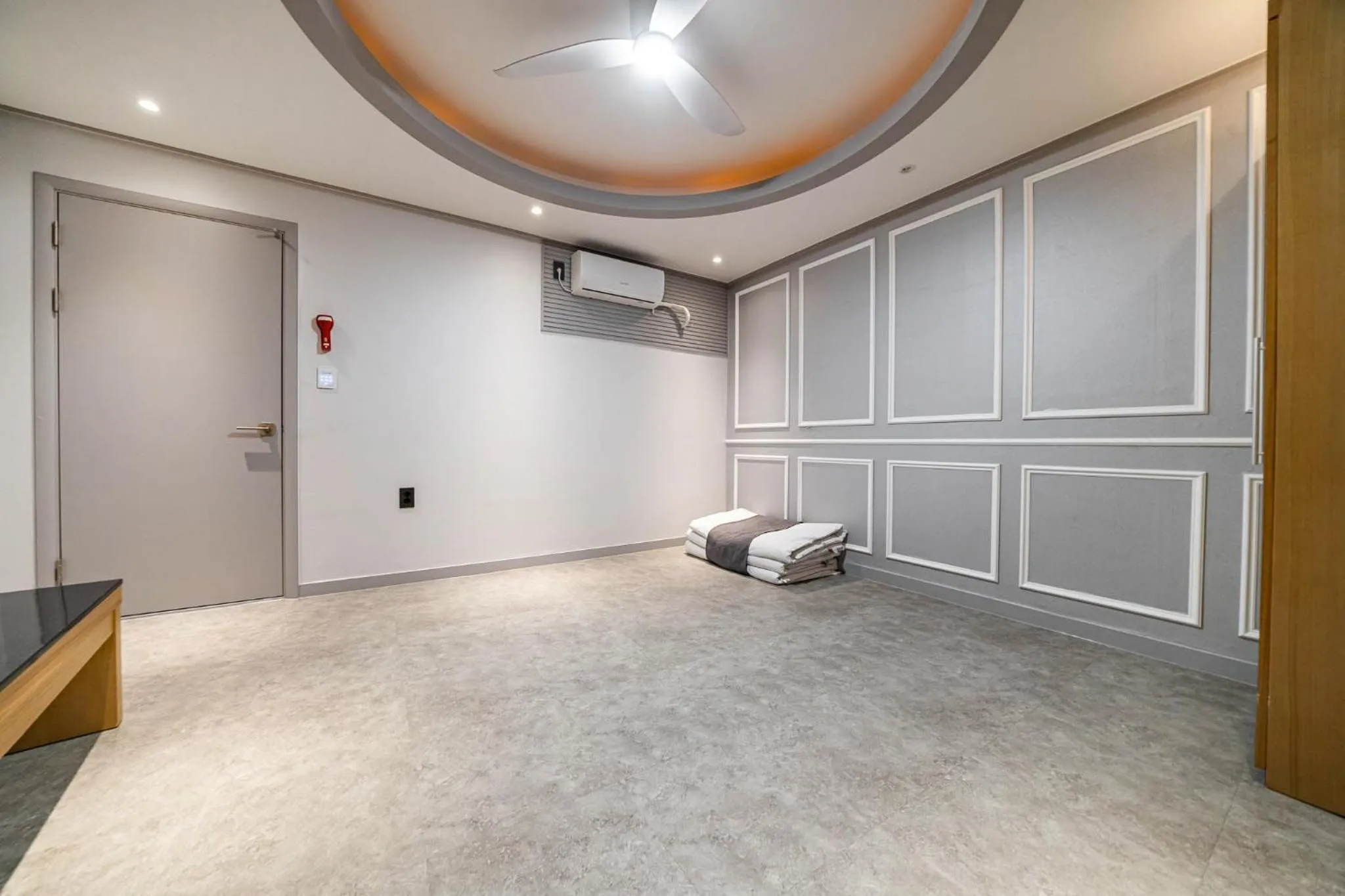 wardrobe, Bed in Sokcho Ritz Hotel