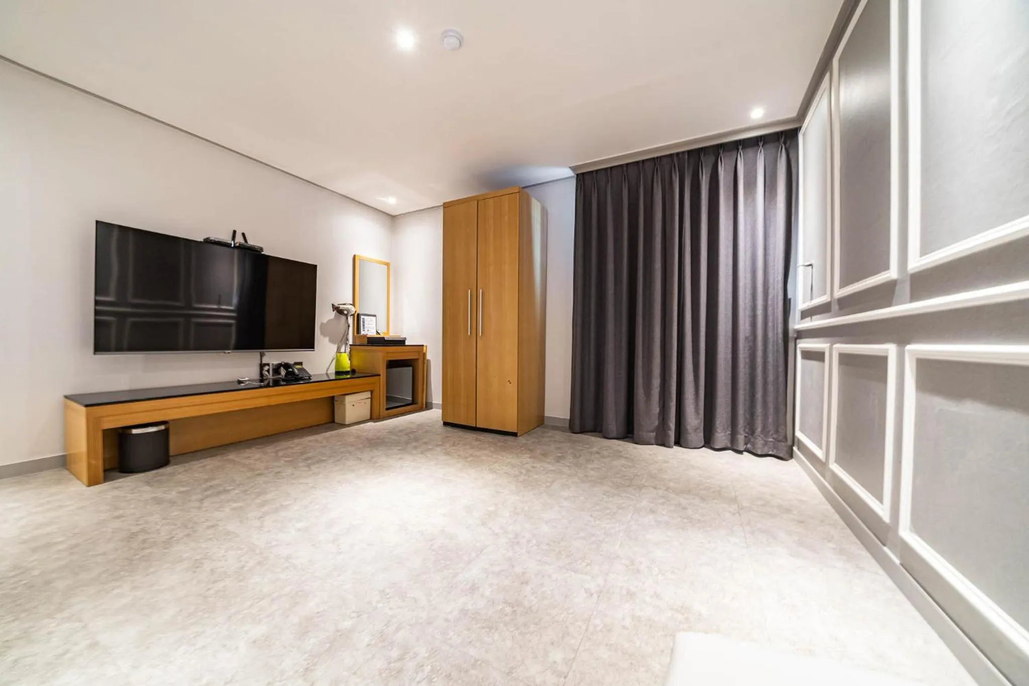 TV and multimedia in Sokcho Ritz Hotel