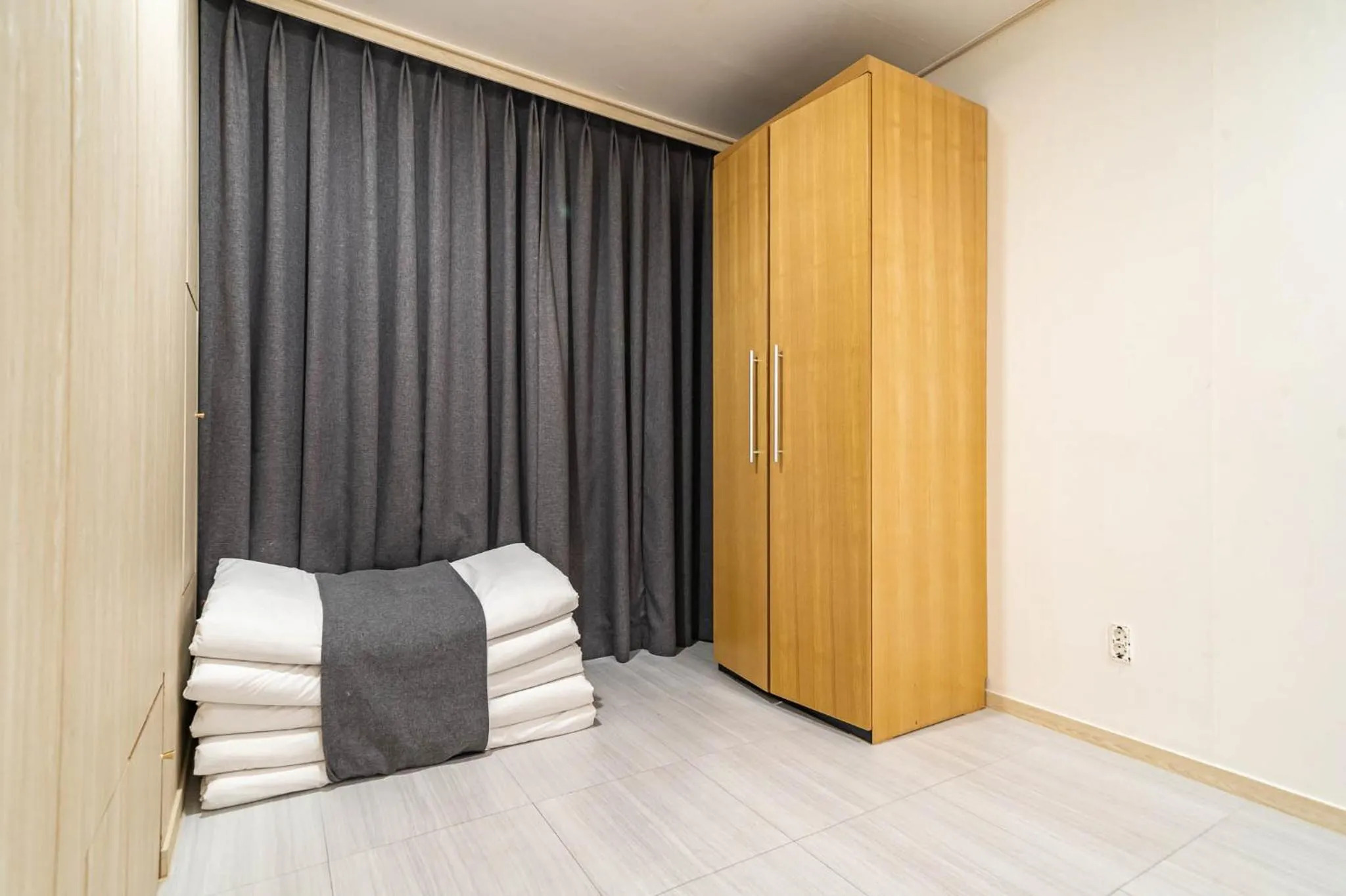 wardrobe, Bed in Sokcho Ritz Hotel