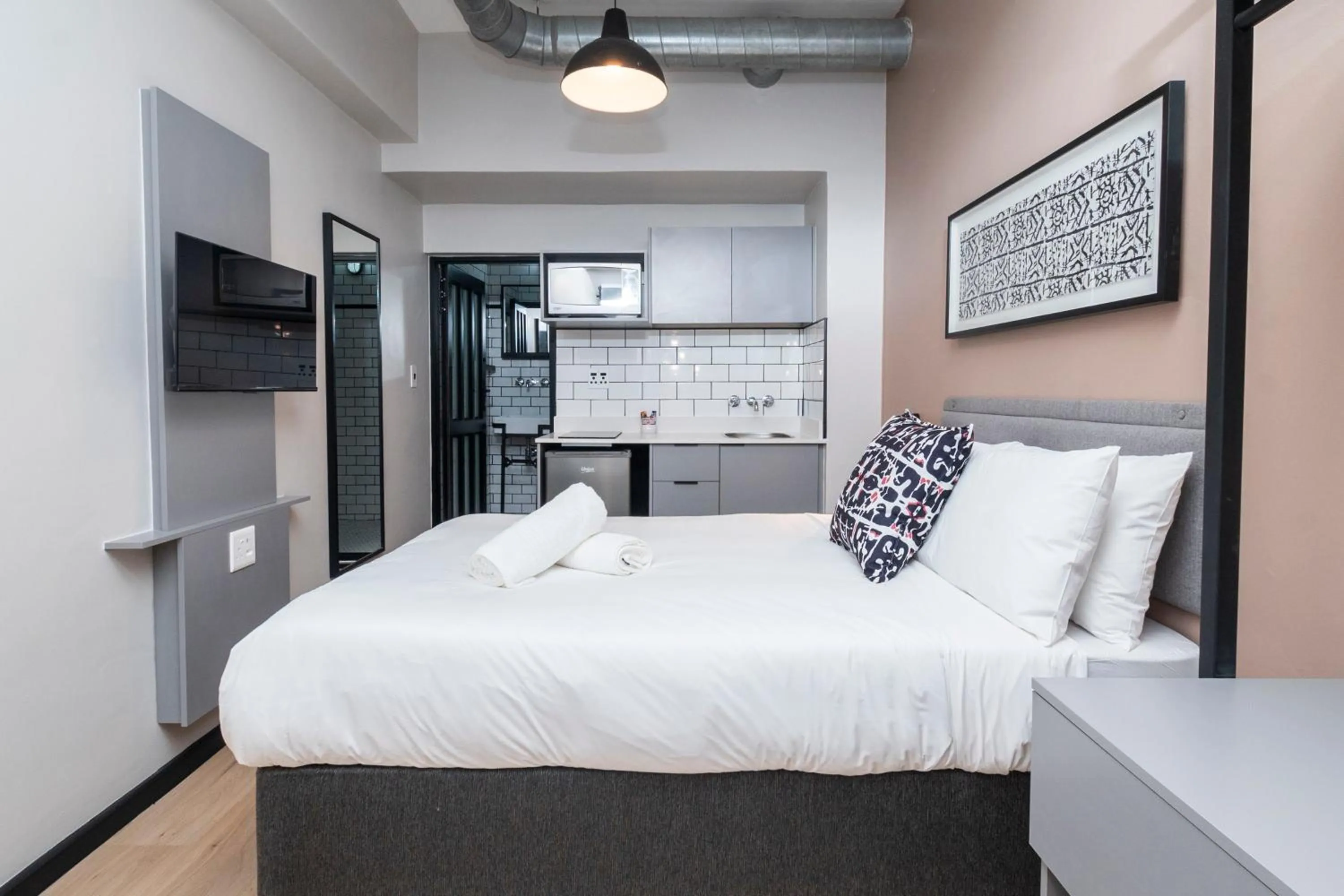 Kitchen or kitchenette, Bed in HAVN Aparthotel by Totalstay