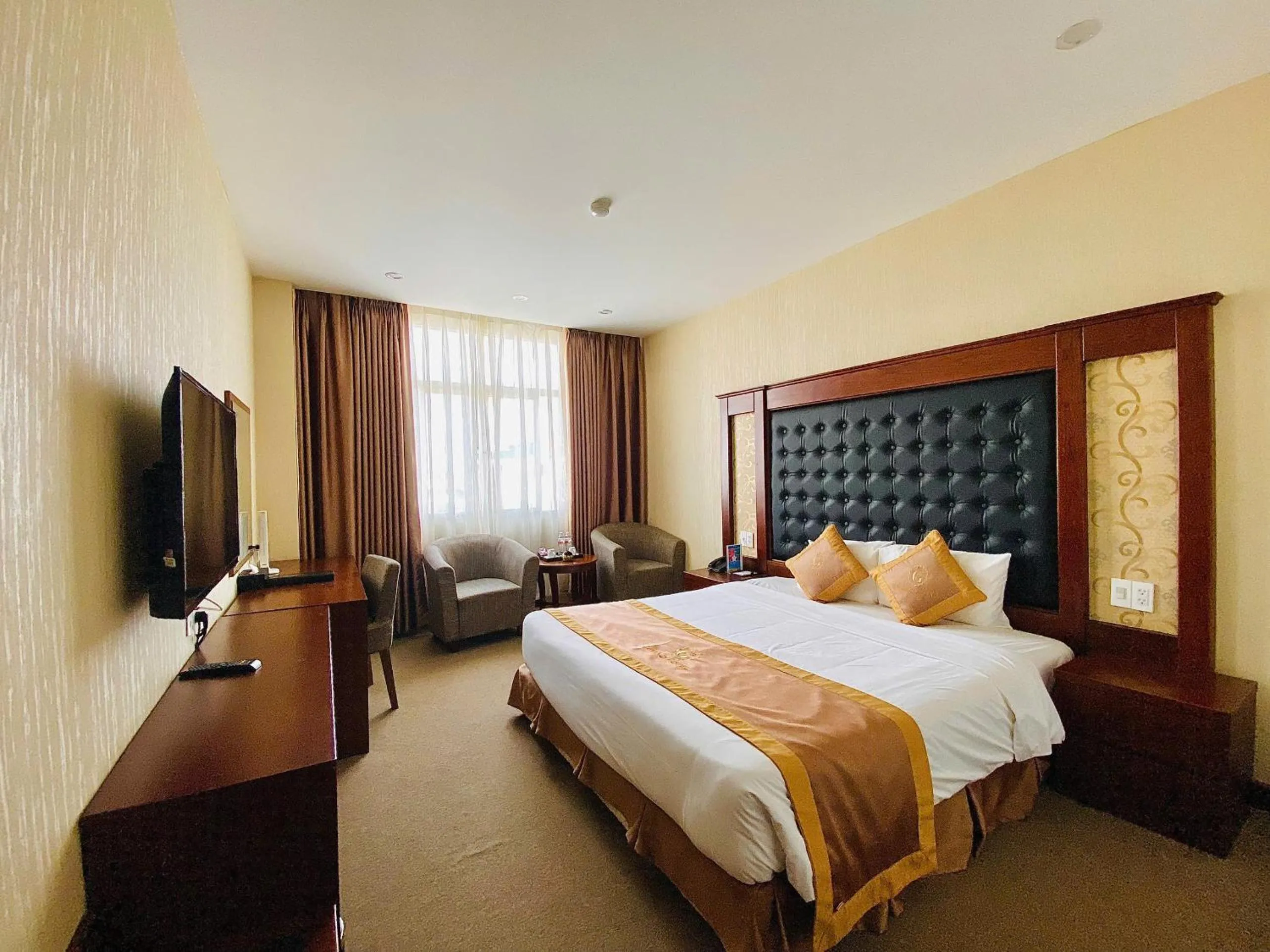 Communal lounge/ TV room, Bed in Grand Móng Cái Hotel