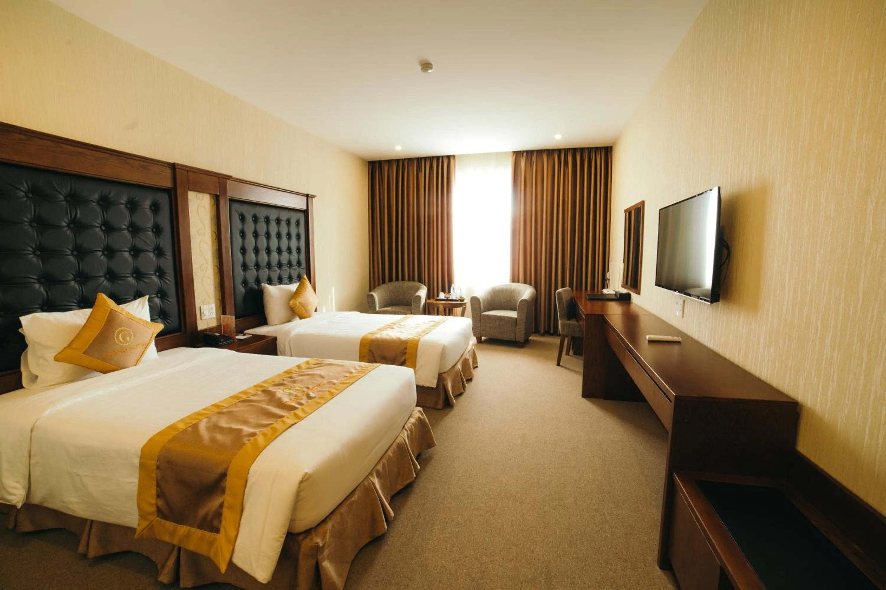 Communal lounge/ TV room, Bed in Grand Móng Cái Hotel