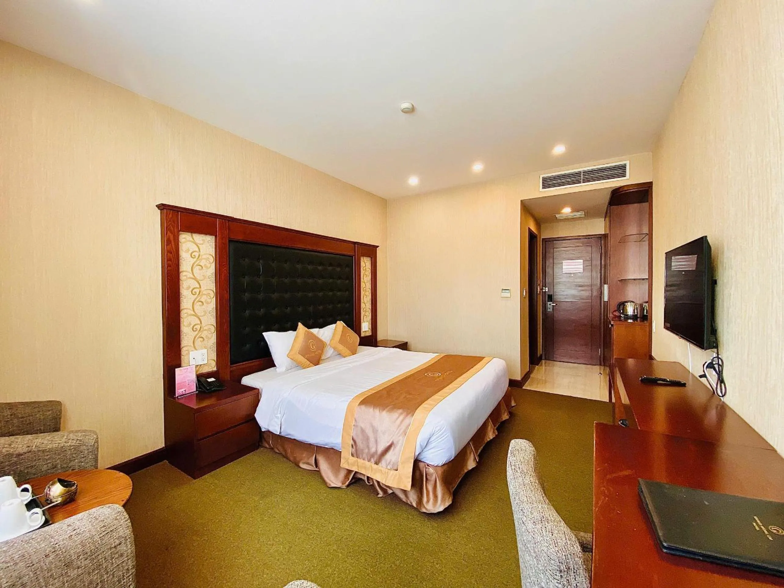 Communal lounge/ TV room, Bed in Grand Móng Cái Hotel