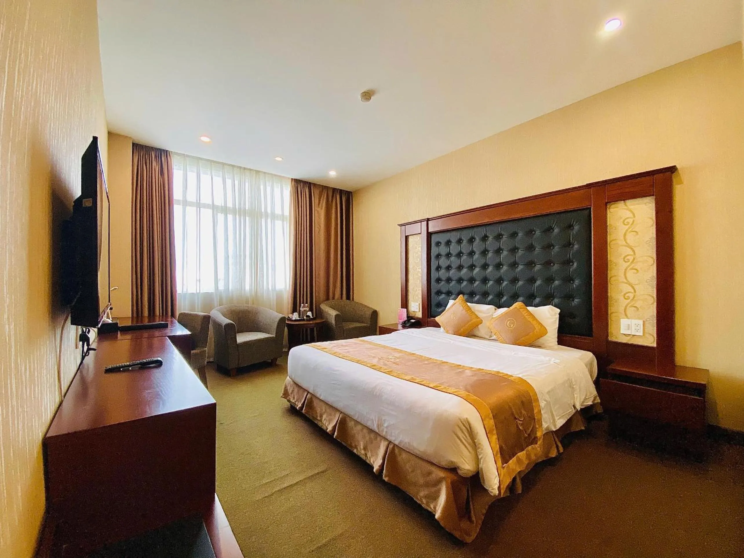 Communal lounge/ TV room, Bed in Grand Móng Cái Hotel