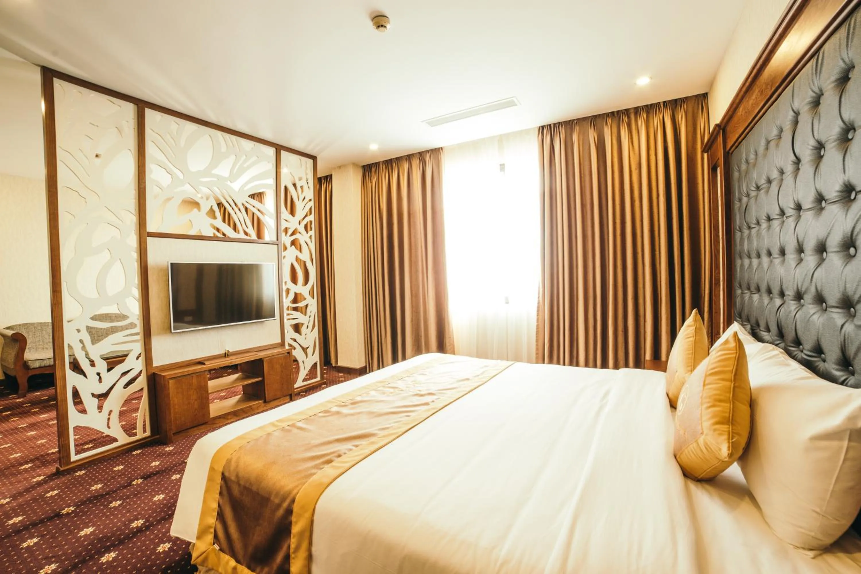 Communal lounge/ TV room, Bed in Grand Móng Cái Hotel