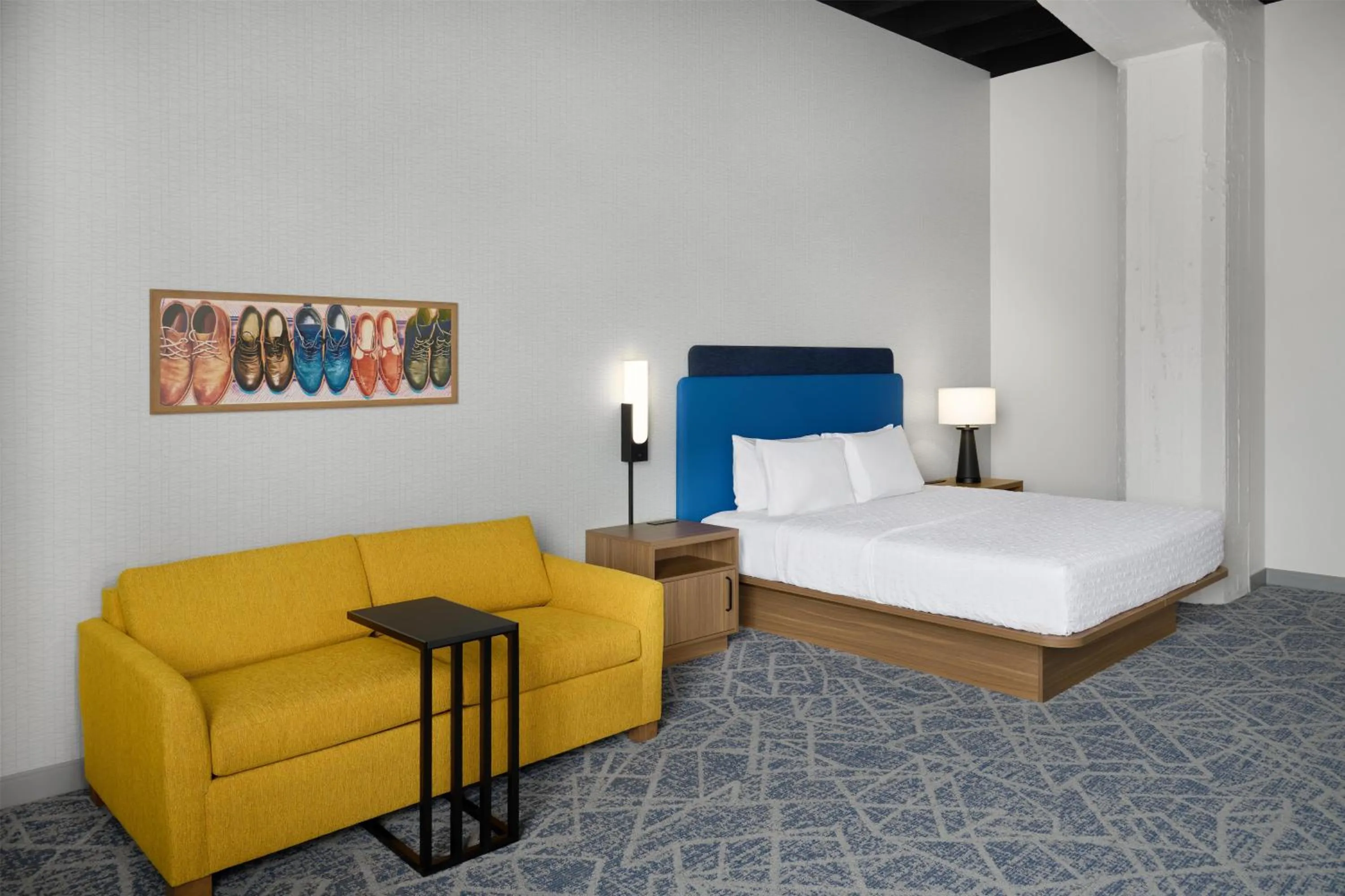 Living room, Bed in Hampton Inn by Hilton Lincoln Downtown