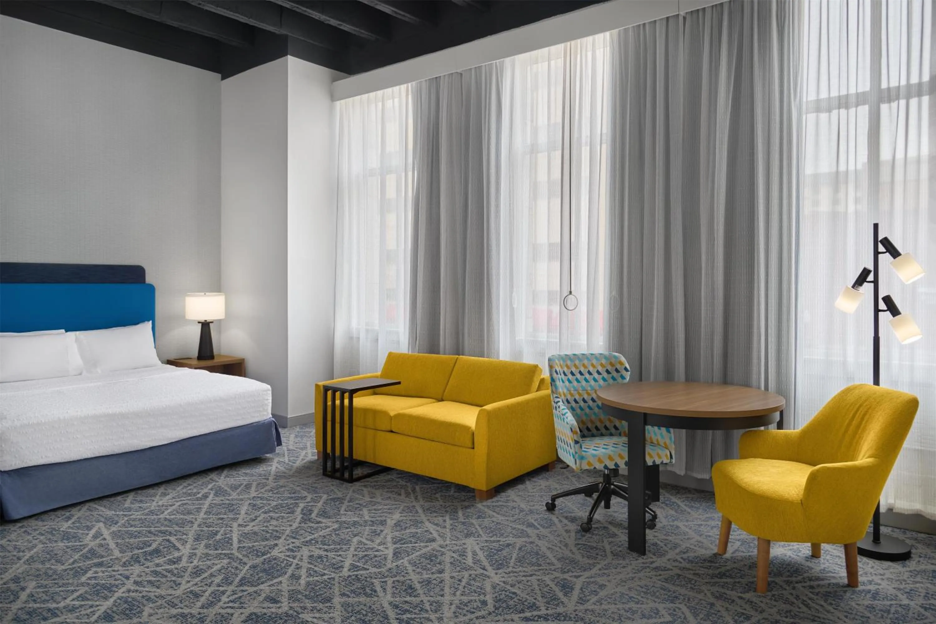 Living room, Bed in Hampton Inn by Hilton Lincoln Downtown