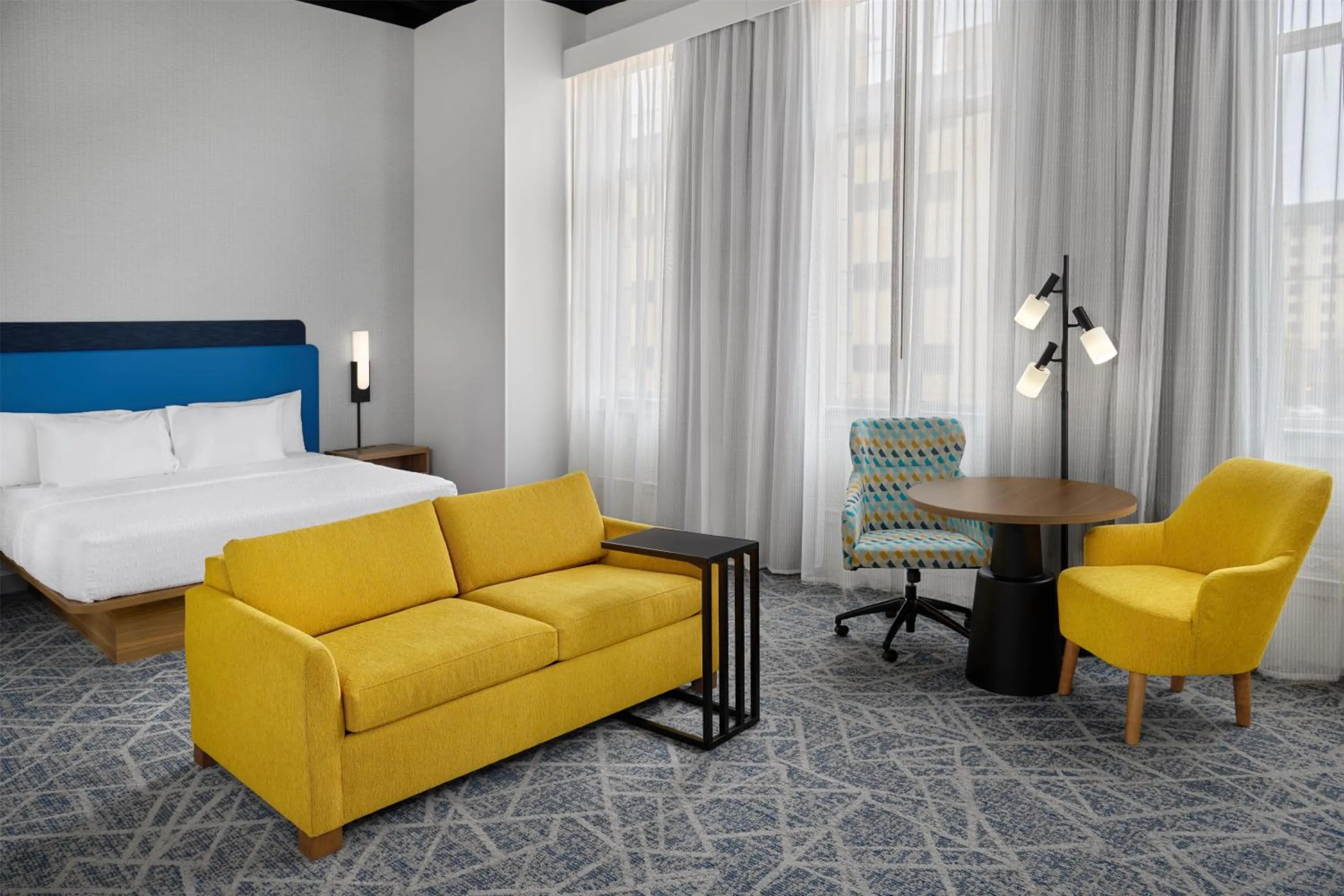 Living room, Bed in Hampton Inn by Hilton Lincoln Downtown