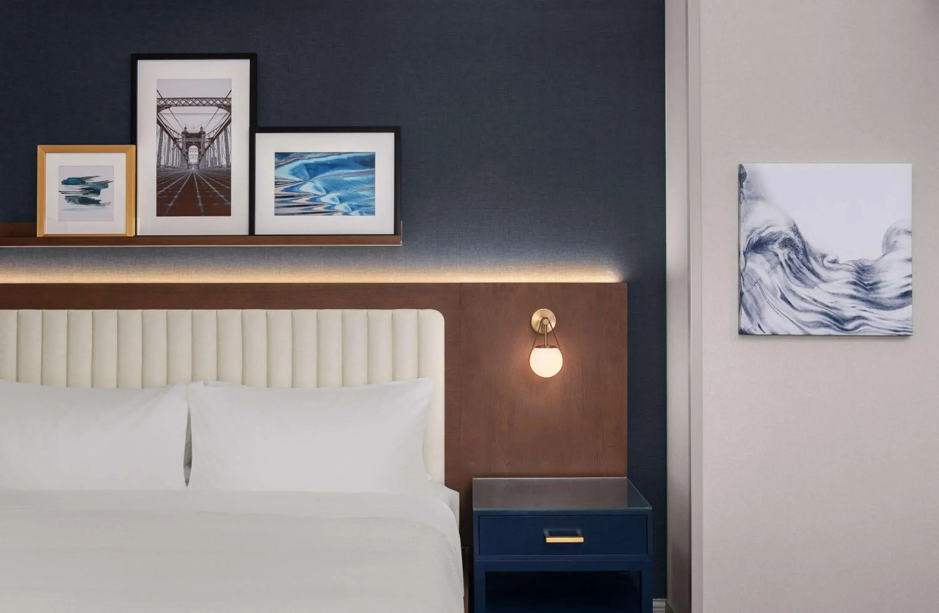 King Room in The Well House Hamilton, Tapestry Collection By Hilton King Room in The Well House Hamilton, Tapestry Collection By Hilton