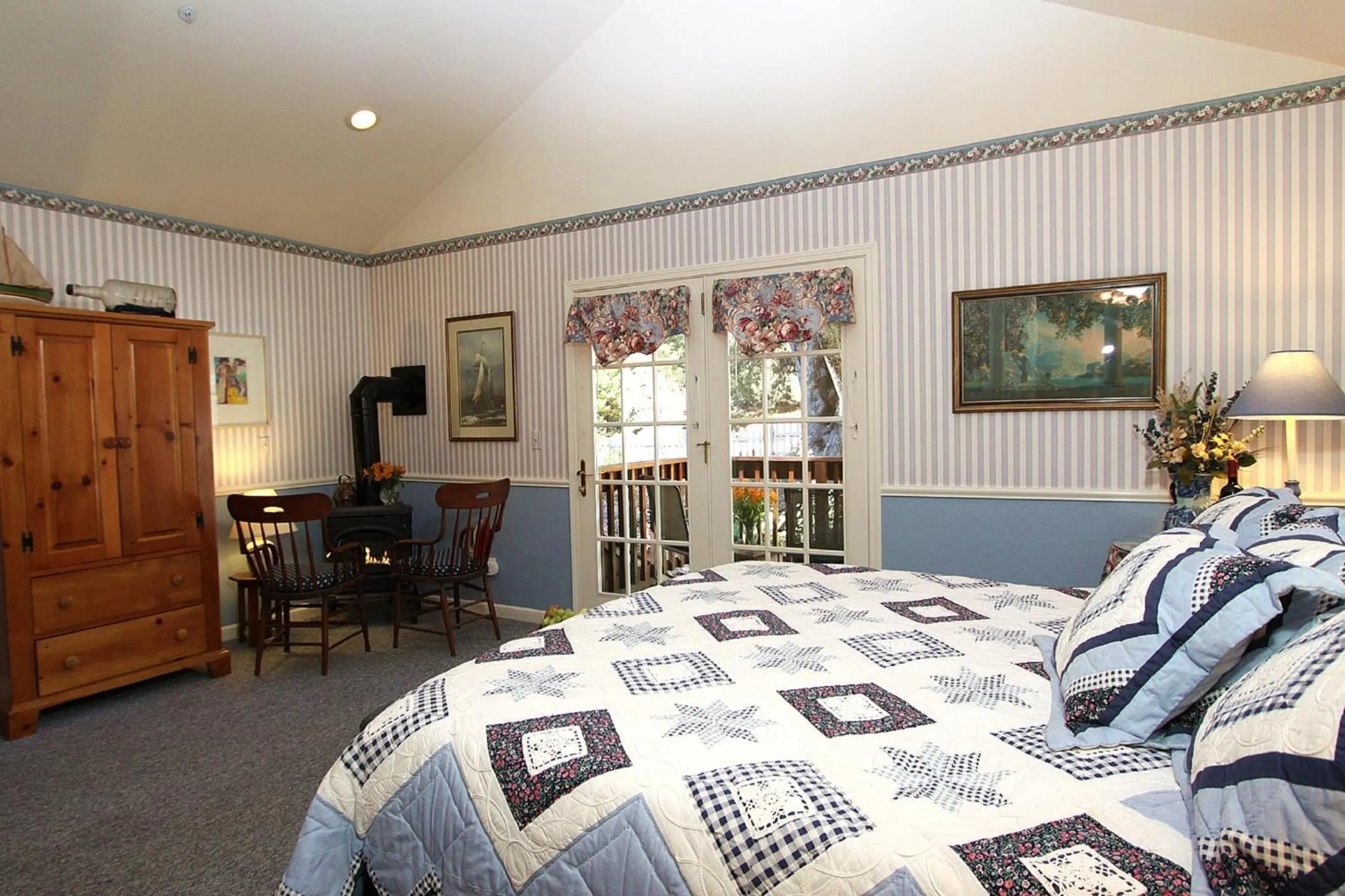 Photo of the whole room, Bed in McCaffrey House Bed and Breakfast Inn