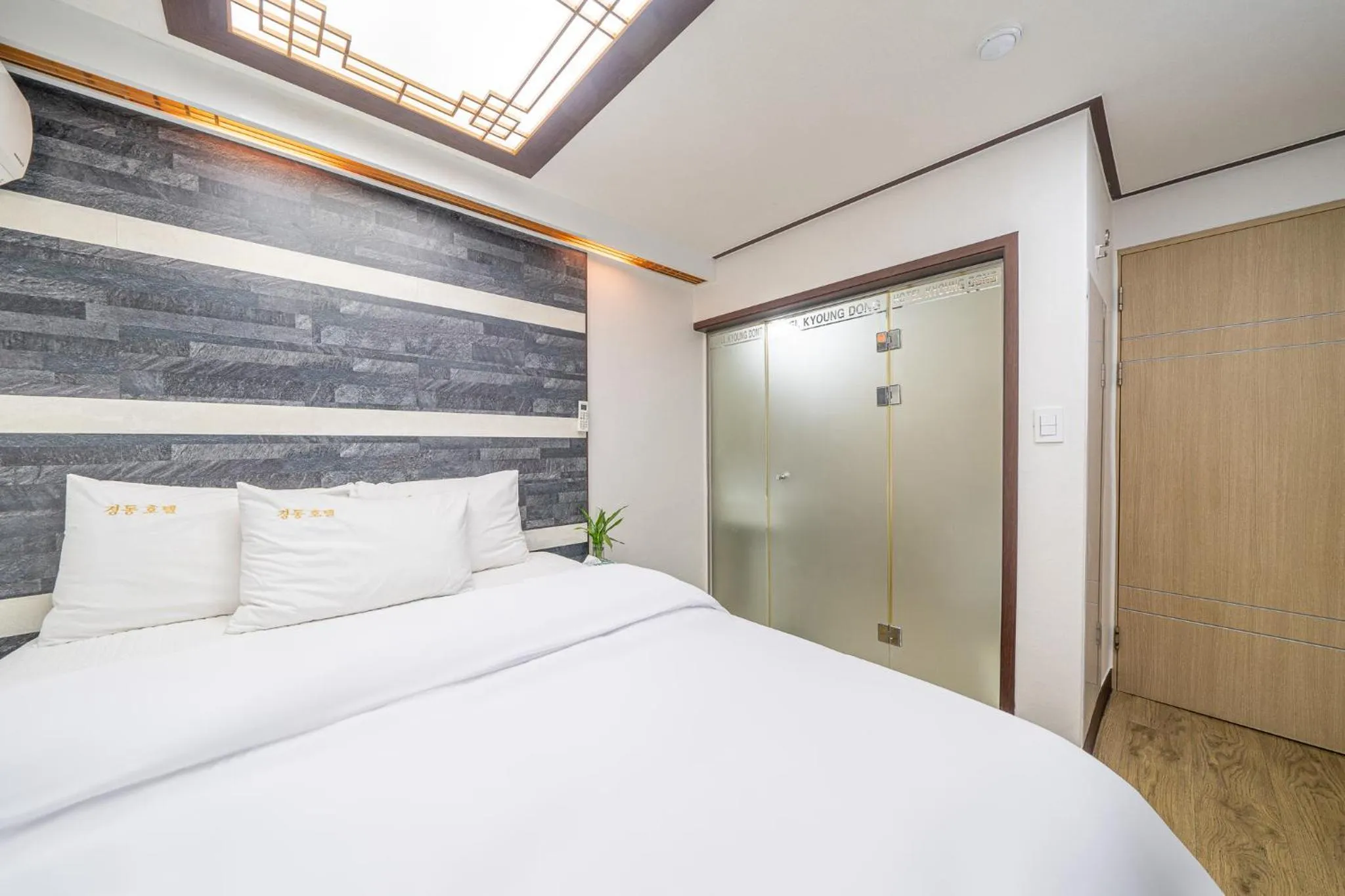 Photo of the whole room, Bed in Kyoung Dong Hotel Myeongdong