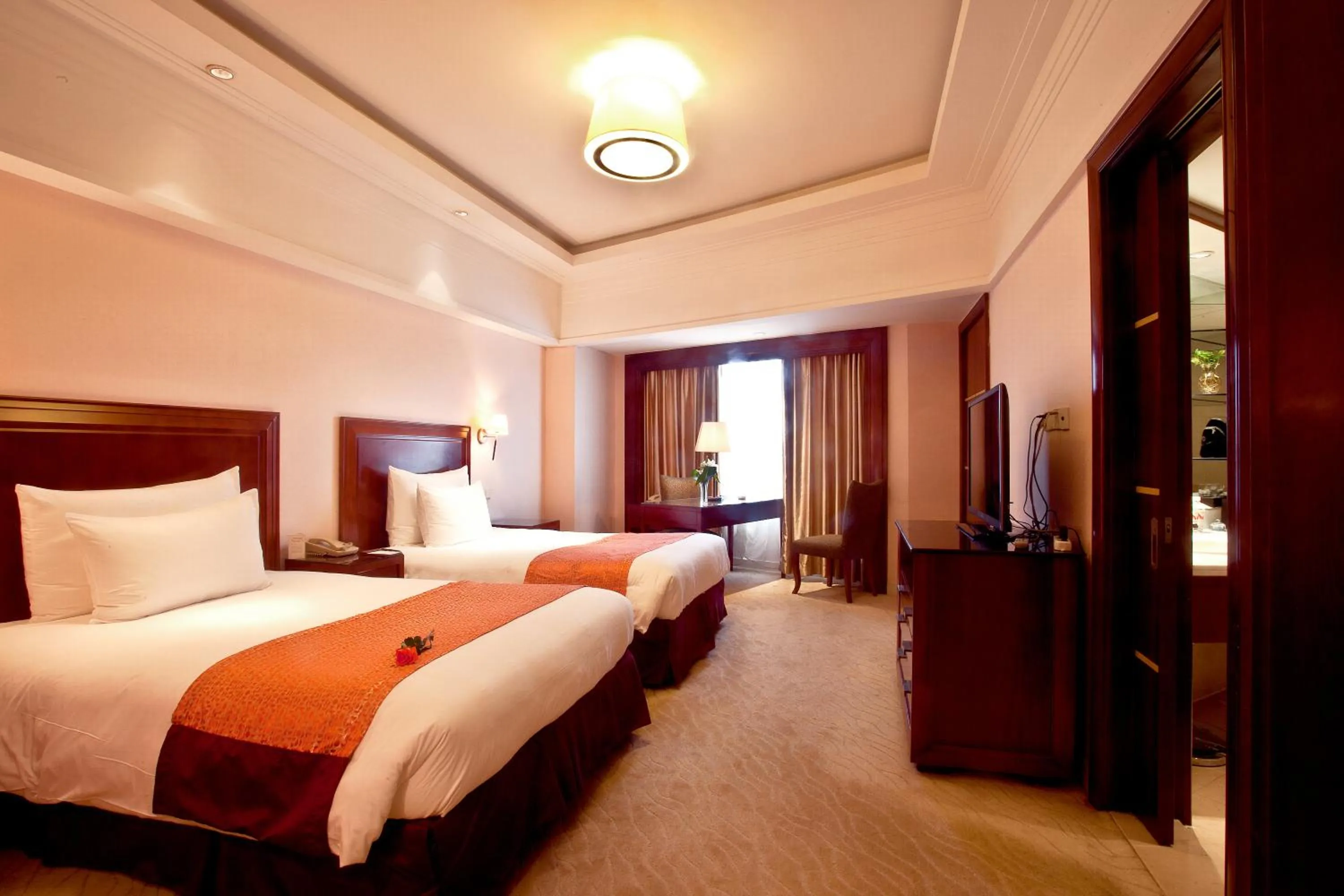 Photo of the whole room, Bed in Xian heng Hotel