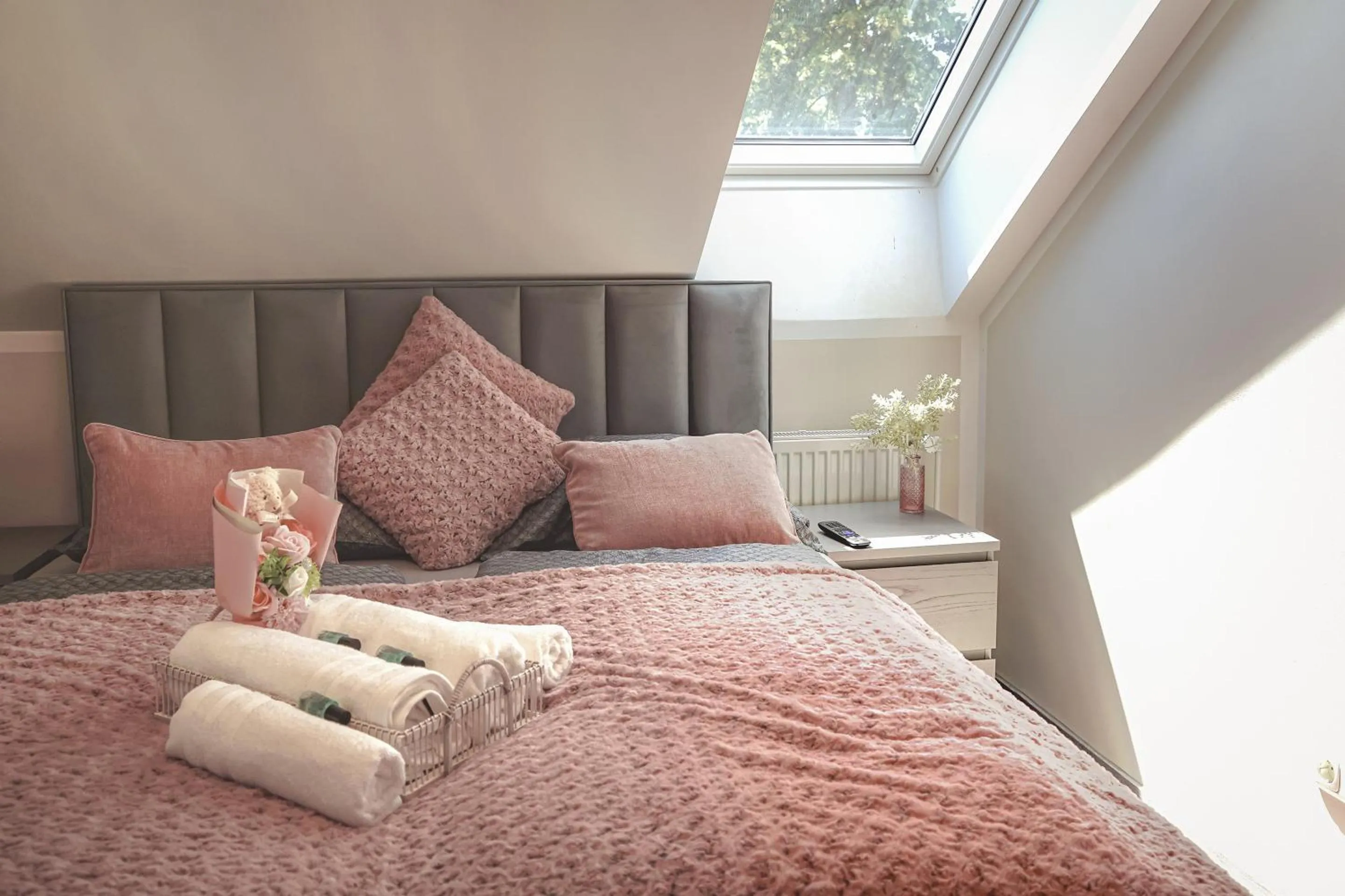 Bedroom, Bed in Amir Deluxe Motel