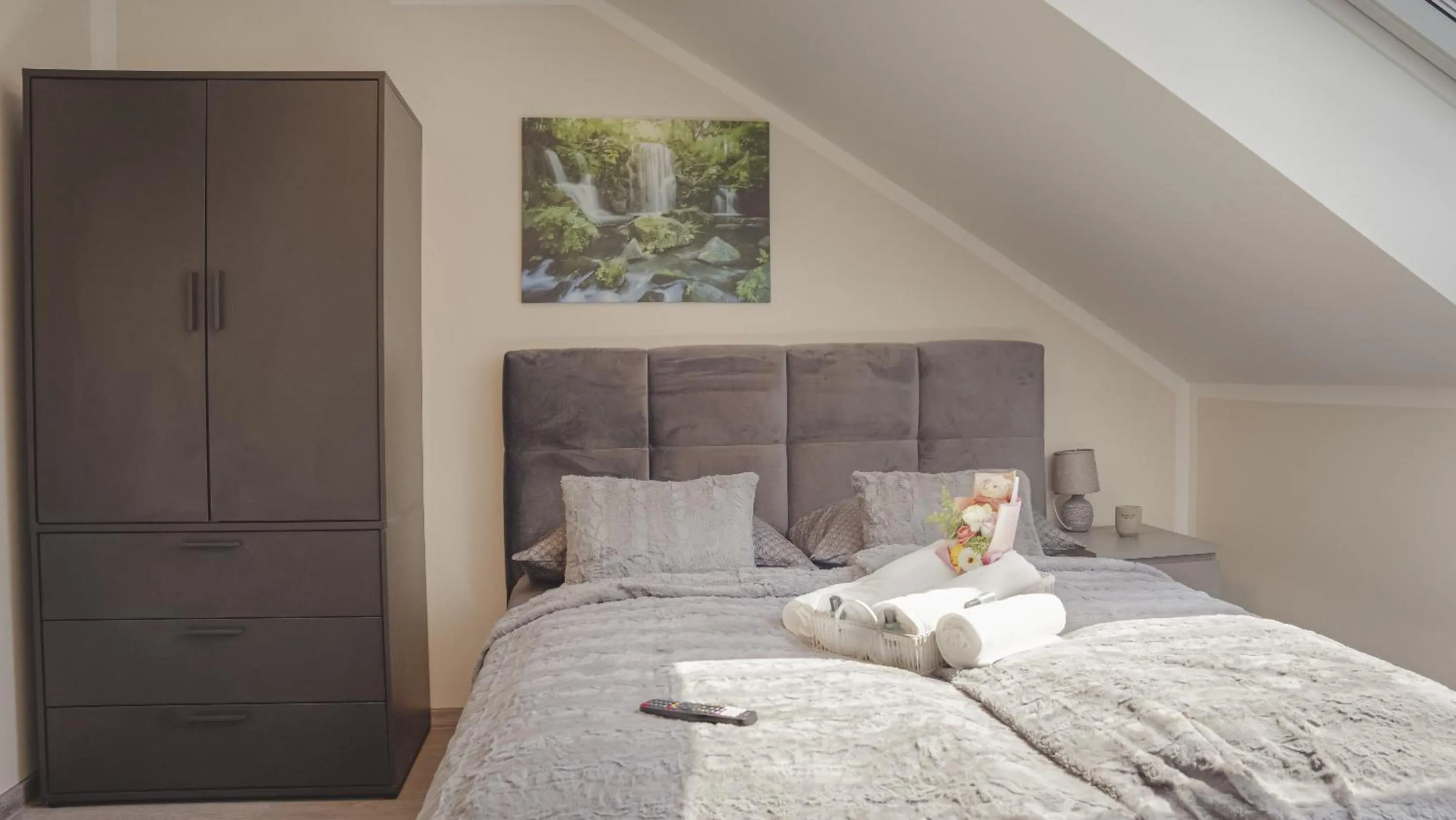 Bedroom, Bed in Amir Deluxe Motel