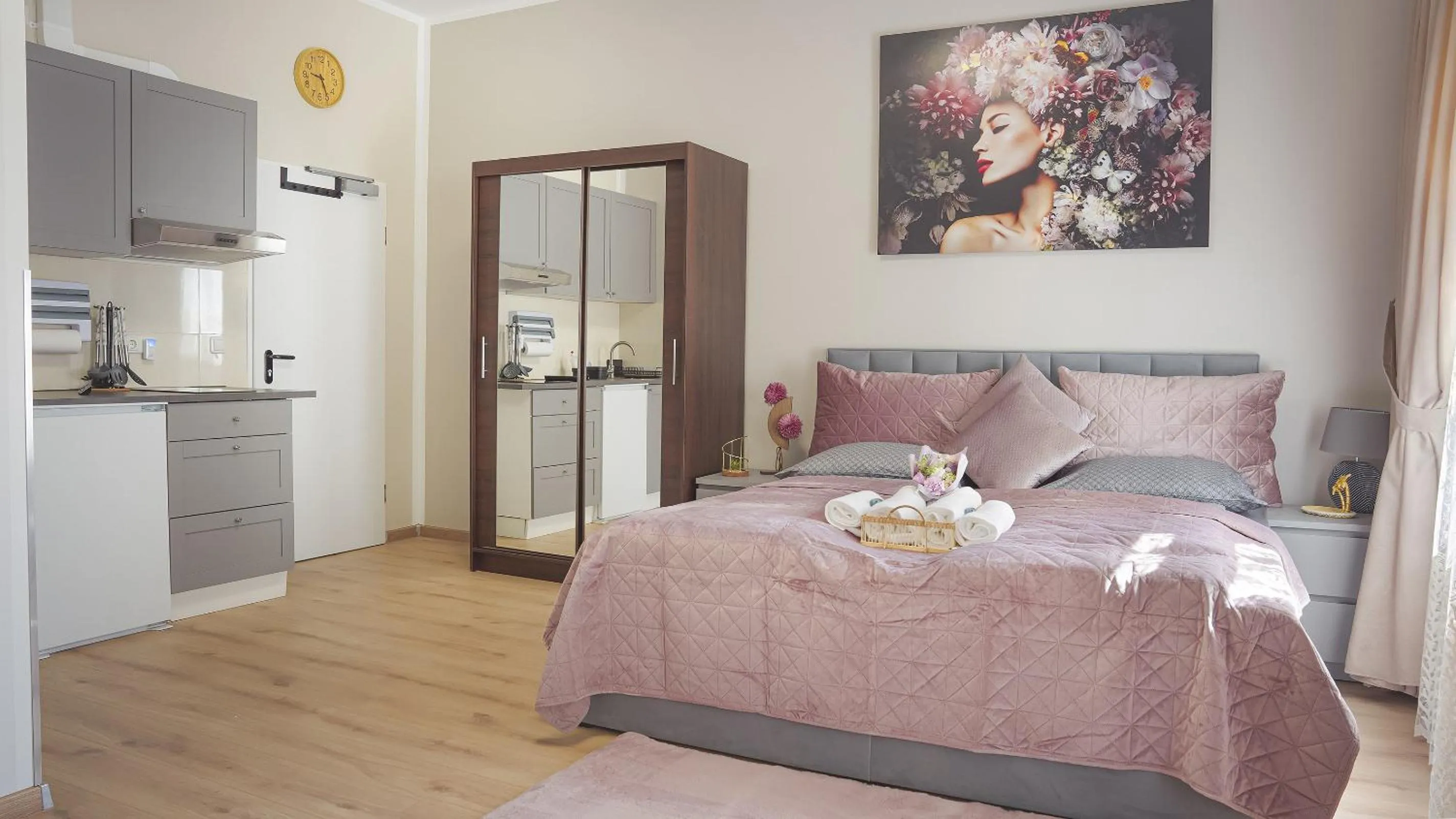 Bedroom, Bed in Amir Deluxe Motel