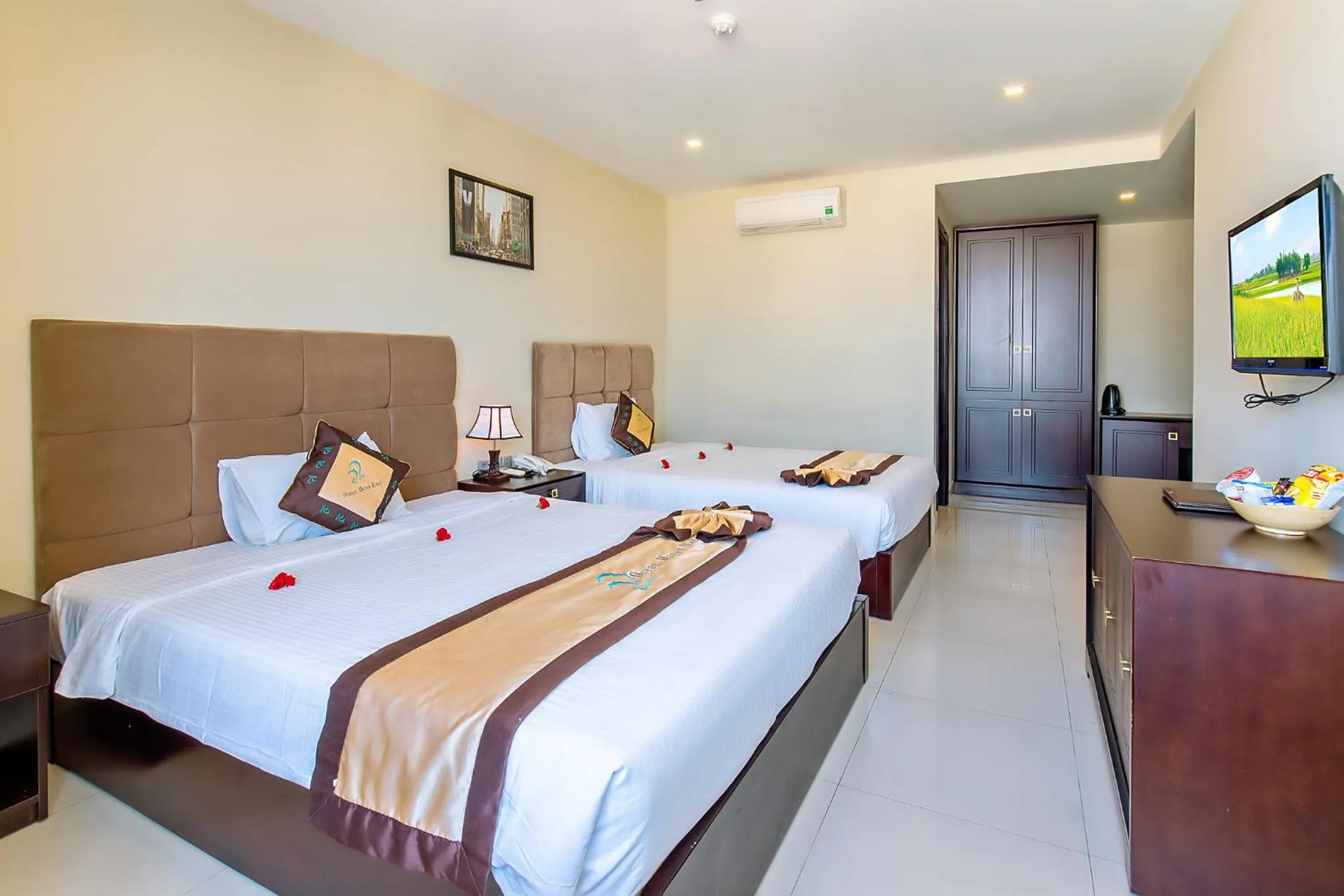 Bedroom, Bed in Ocean Haven Hotel