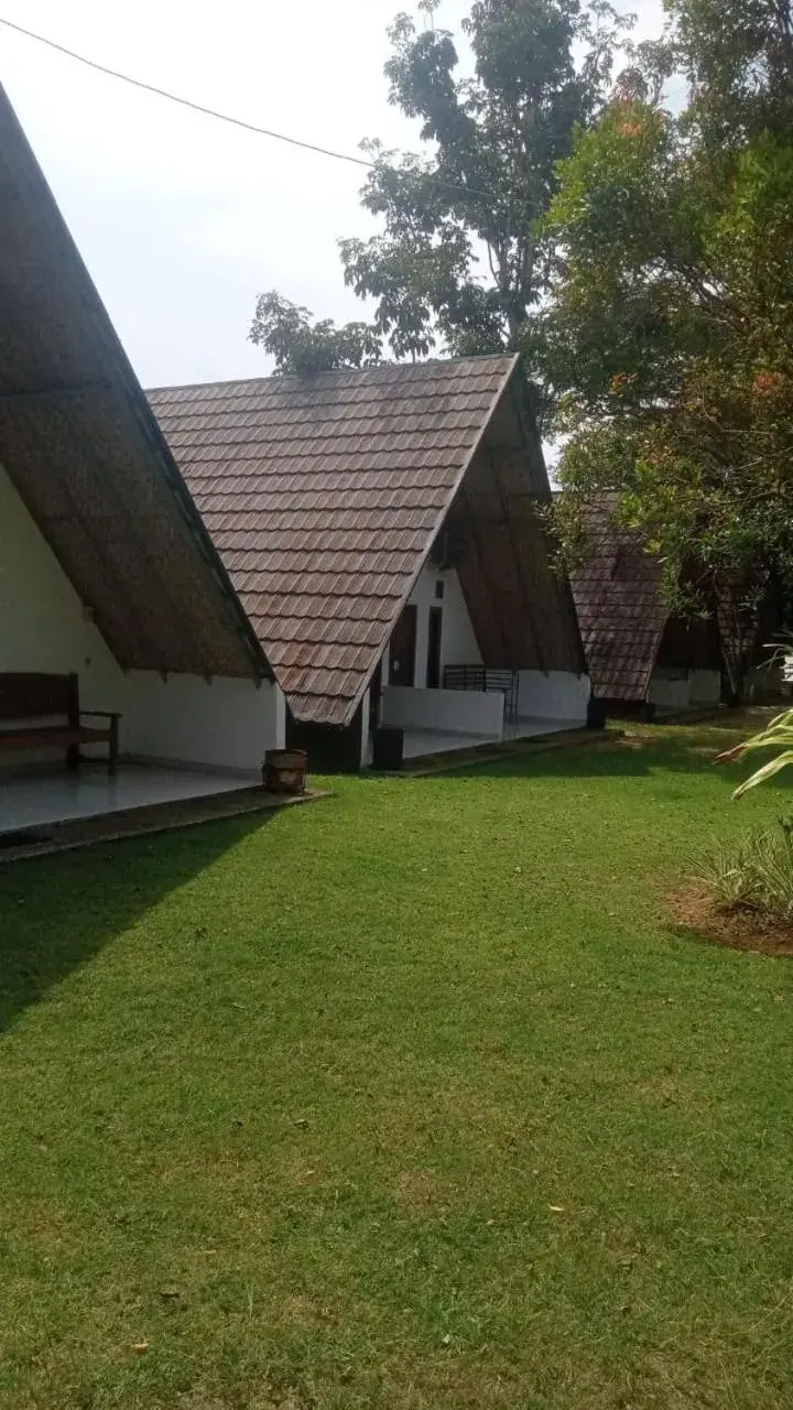 Quadruple Room with Private Bathroom in Villa Blue Ocean Tanjung Lesung Quadruple Room with Private Bathroom in Villa Blue Ocean Tanjung Lesung